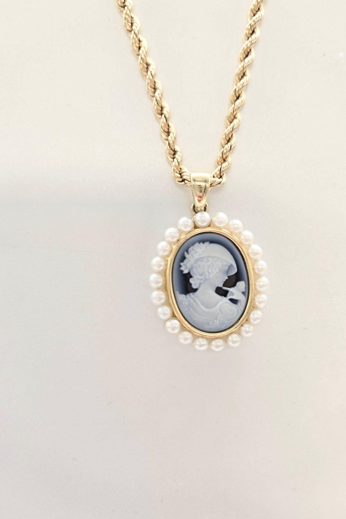 Pendentif camée en agate bleue et perles sur chaîne or 750