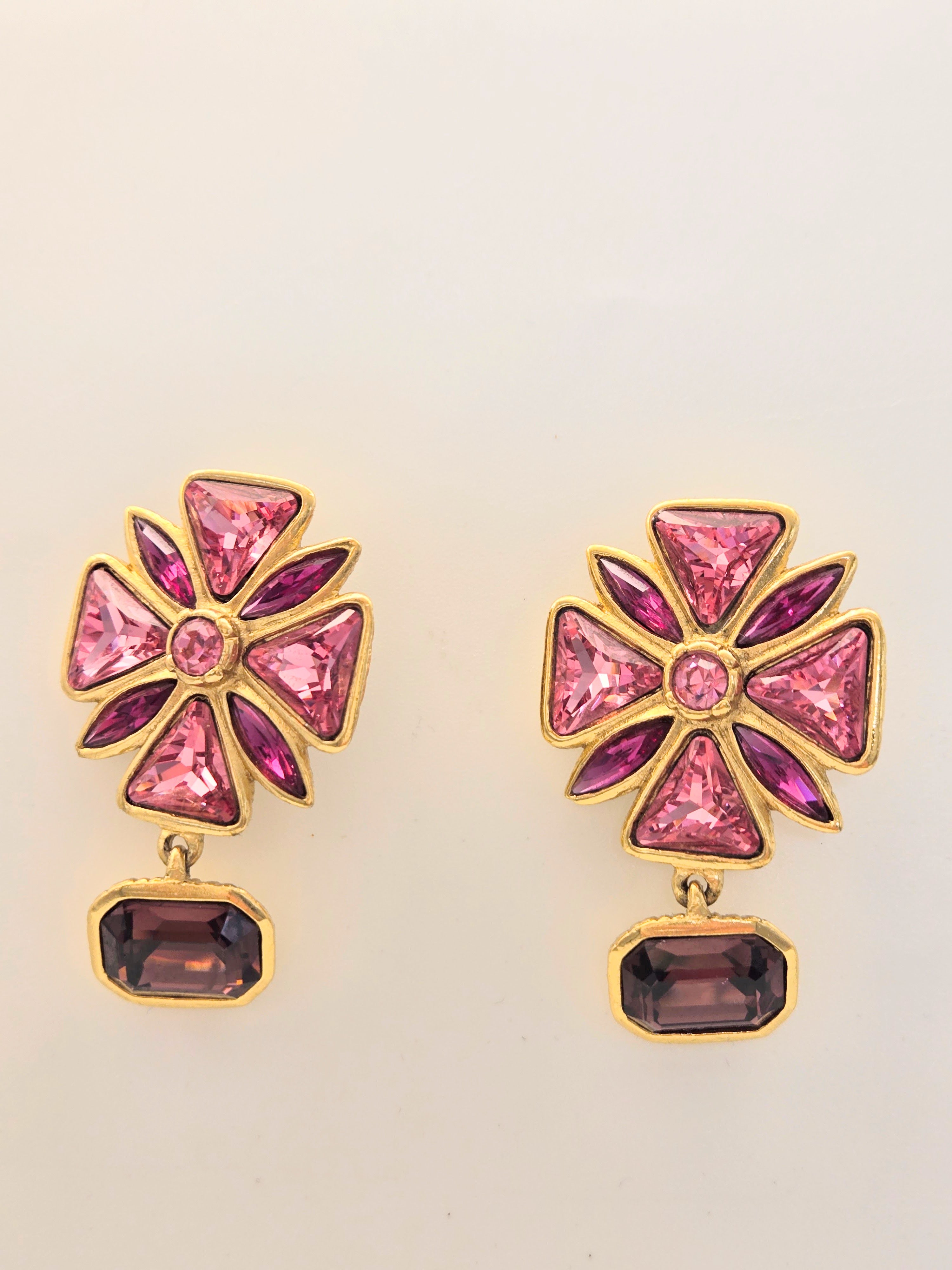 Boucles d’oreilles clips Yves Saint Laurent Strass rose et fuchsia