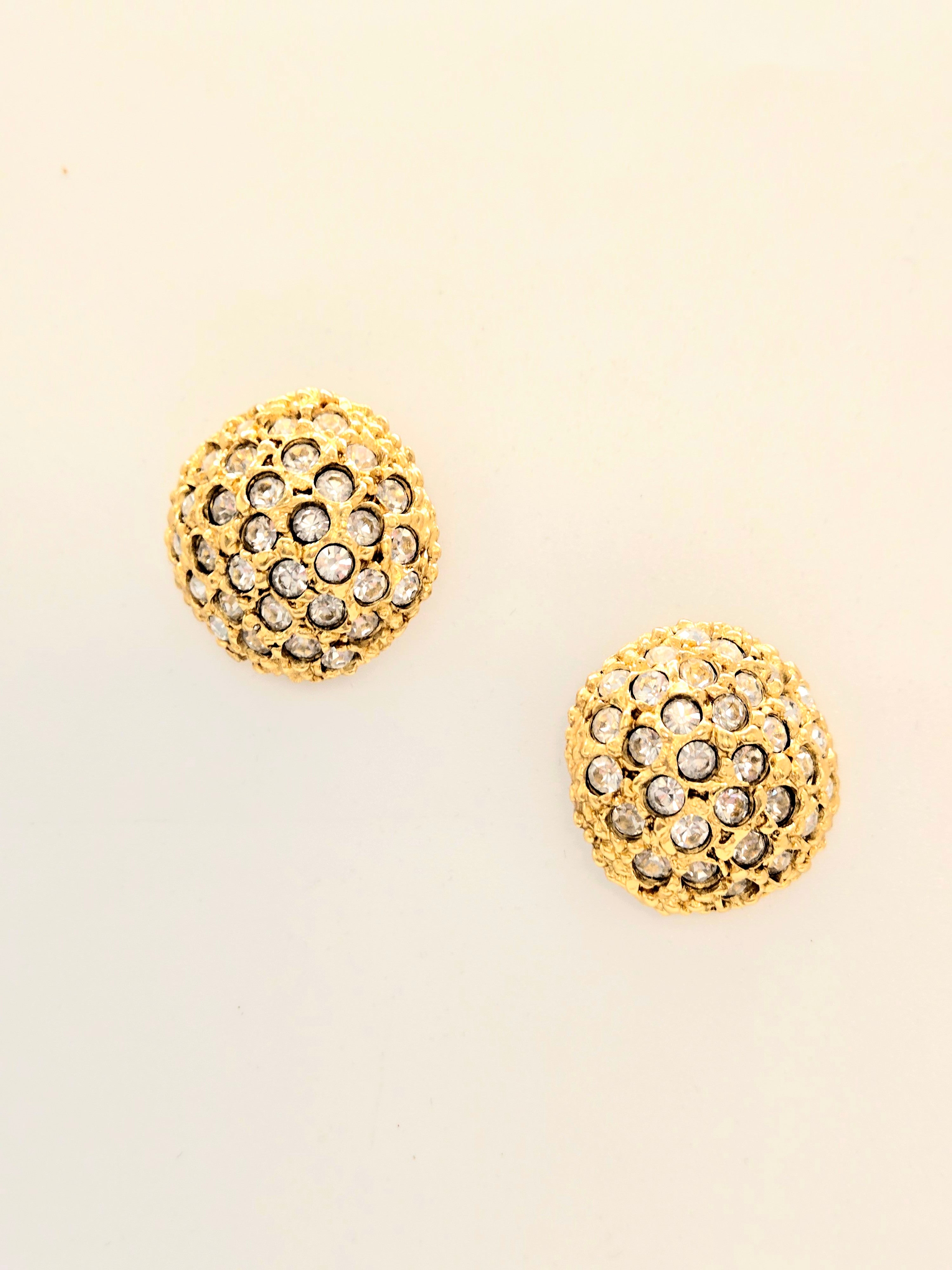 Boucles d’oreilles clips Yves Saint Laurent plaquer or et strass incolores