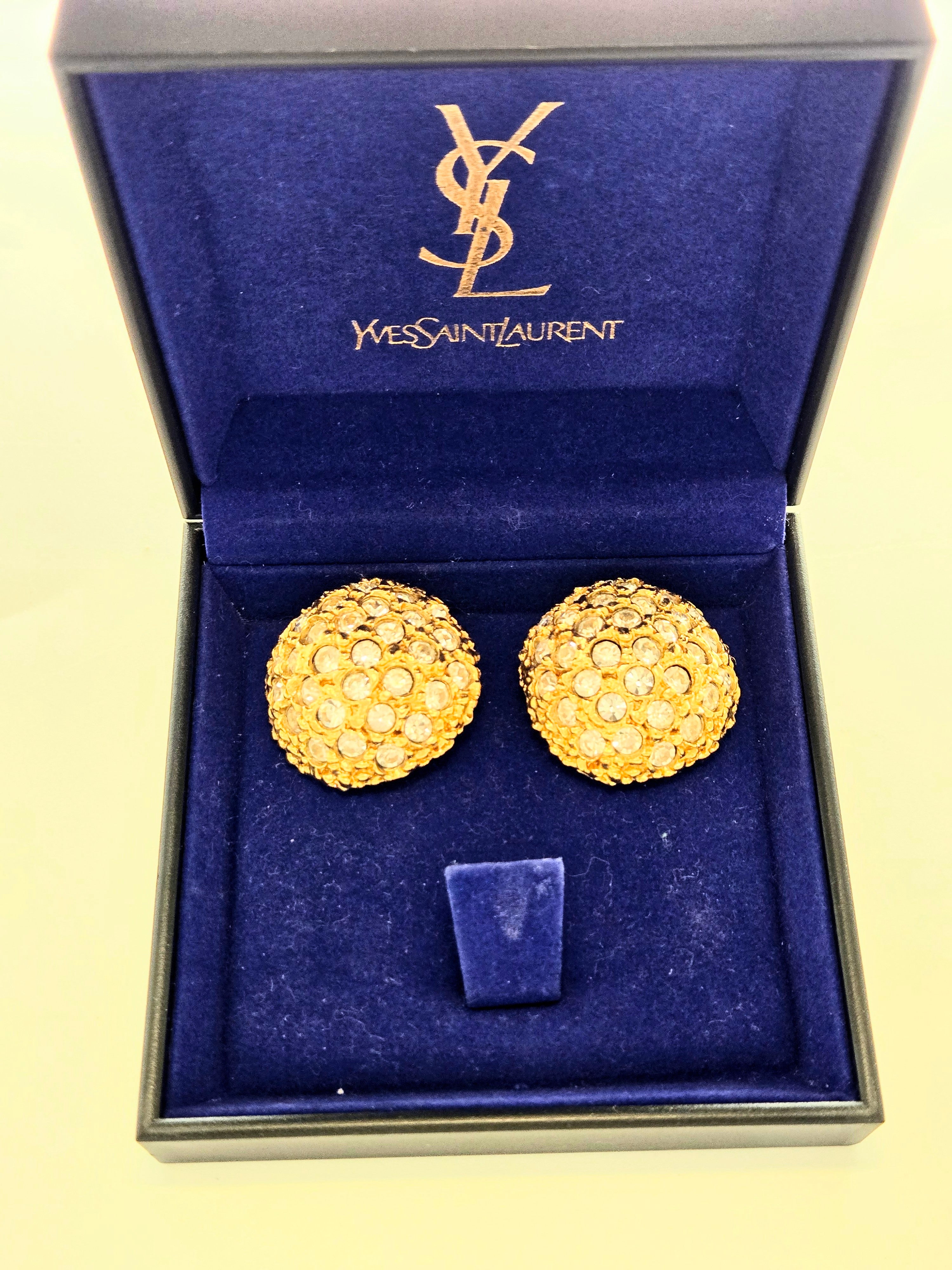 Boucles d’oreilles clips Yves Saint Laurent plaquer or et strass incolores