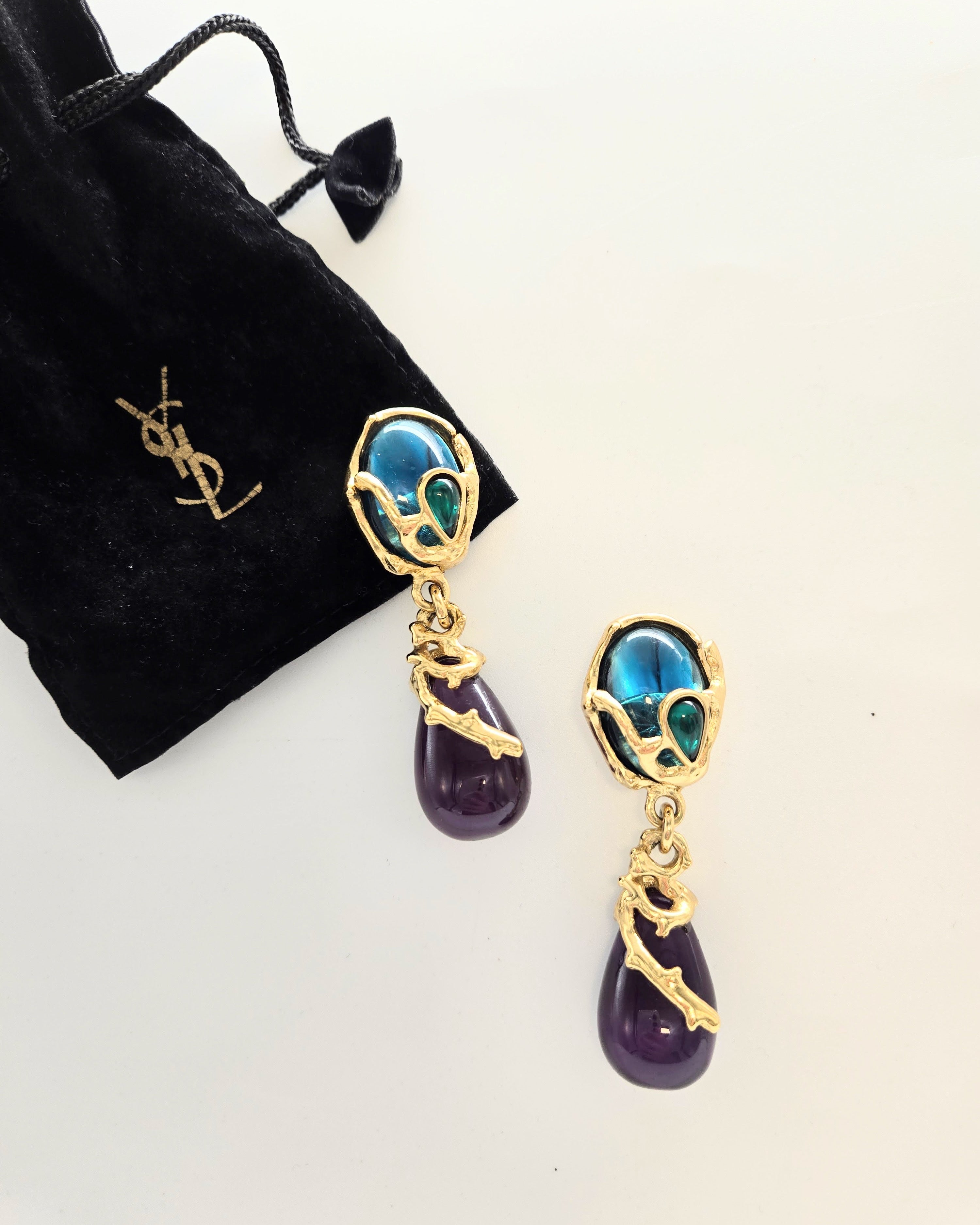 Boucles d’oreilles YSL clips brutaliste aubergine bleu vert