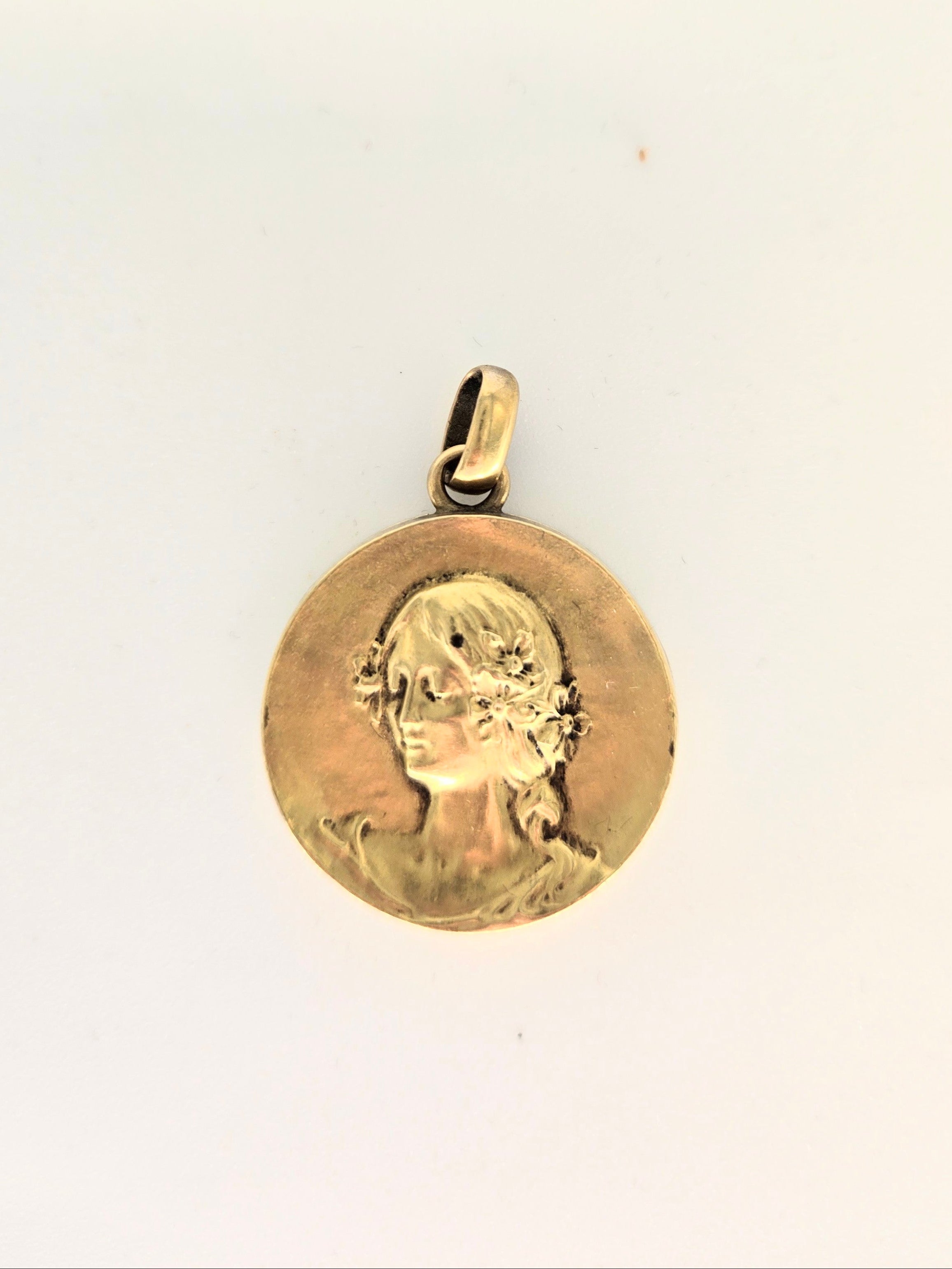 Pendentif ouvrant en or 18k – Bas-relief féminin