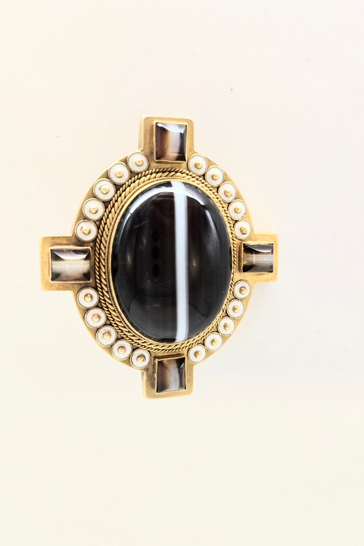 Broche Victorienne en or jaune 14K agates rubanées et émail blanc