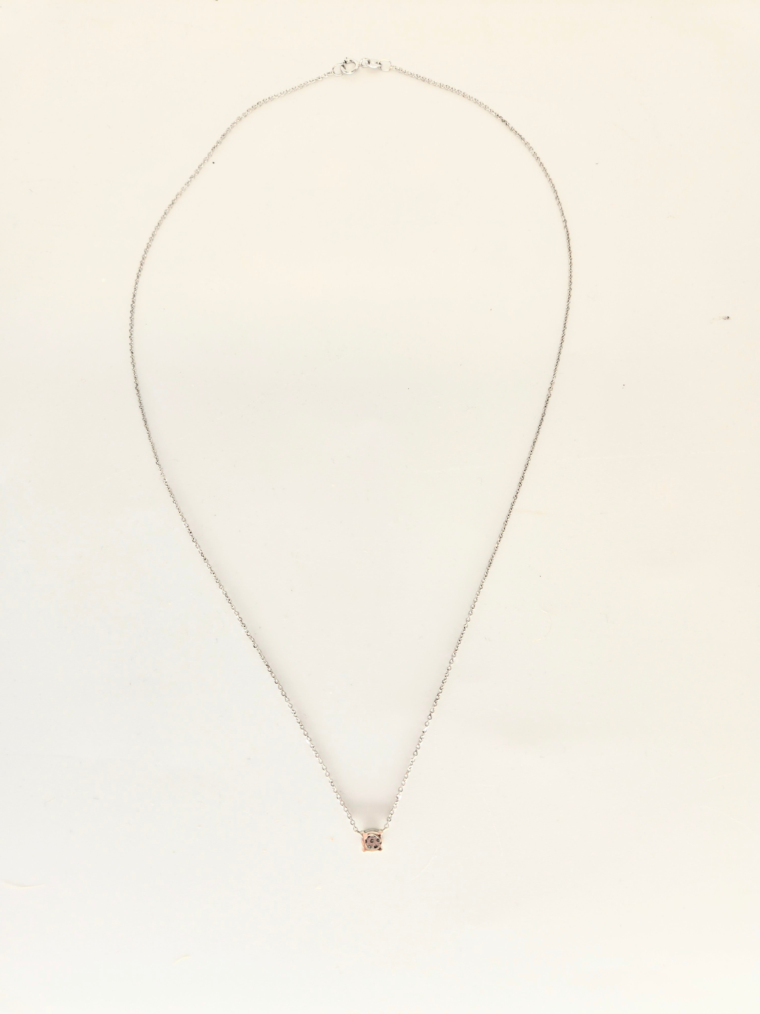 Pendentif en or blanc 750 avec diamants sertis en motif géométrique