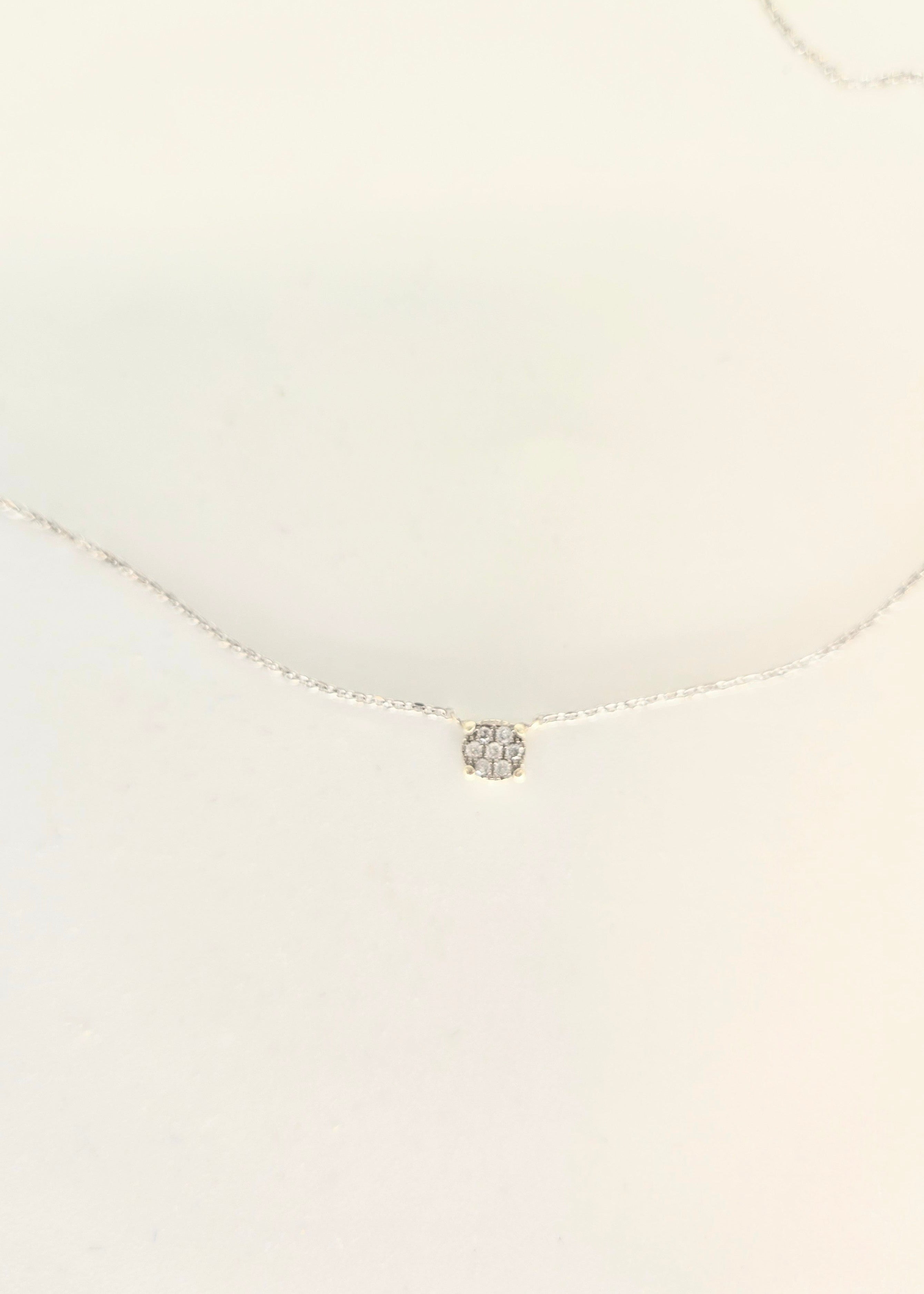 Pendentif en or blanc 750 avec diamants sertis en motif géométrique