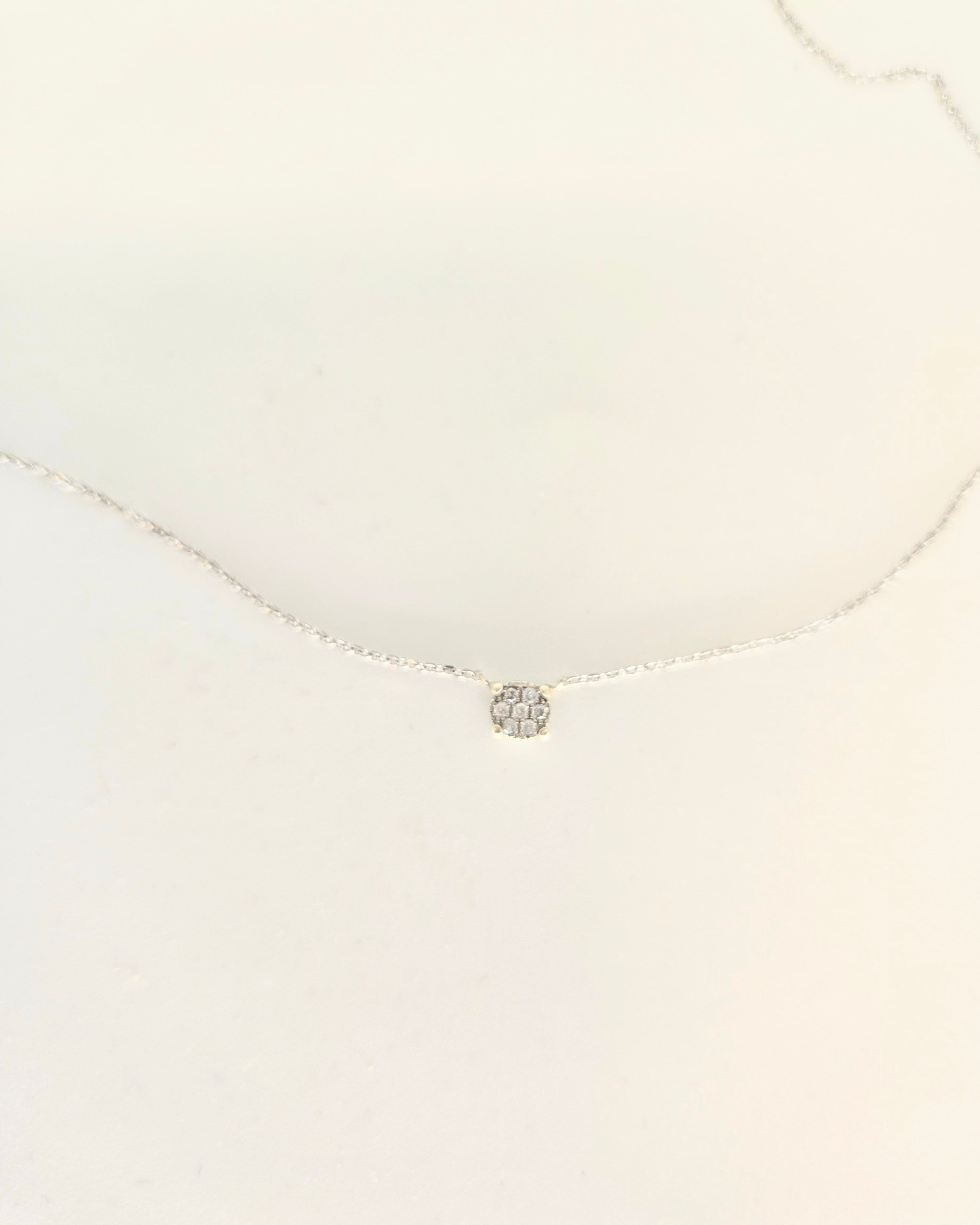 Pendentif en or blanc 750 avec diamants sertis en motif géométrique