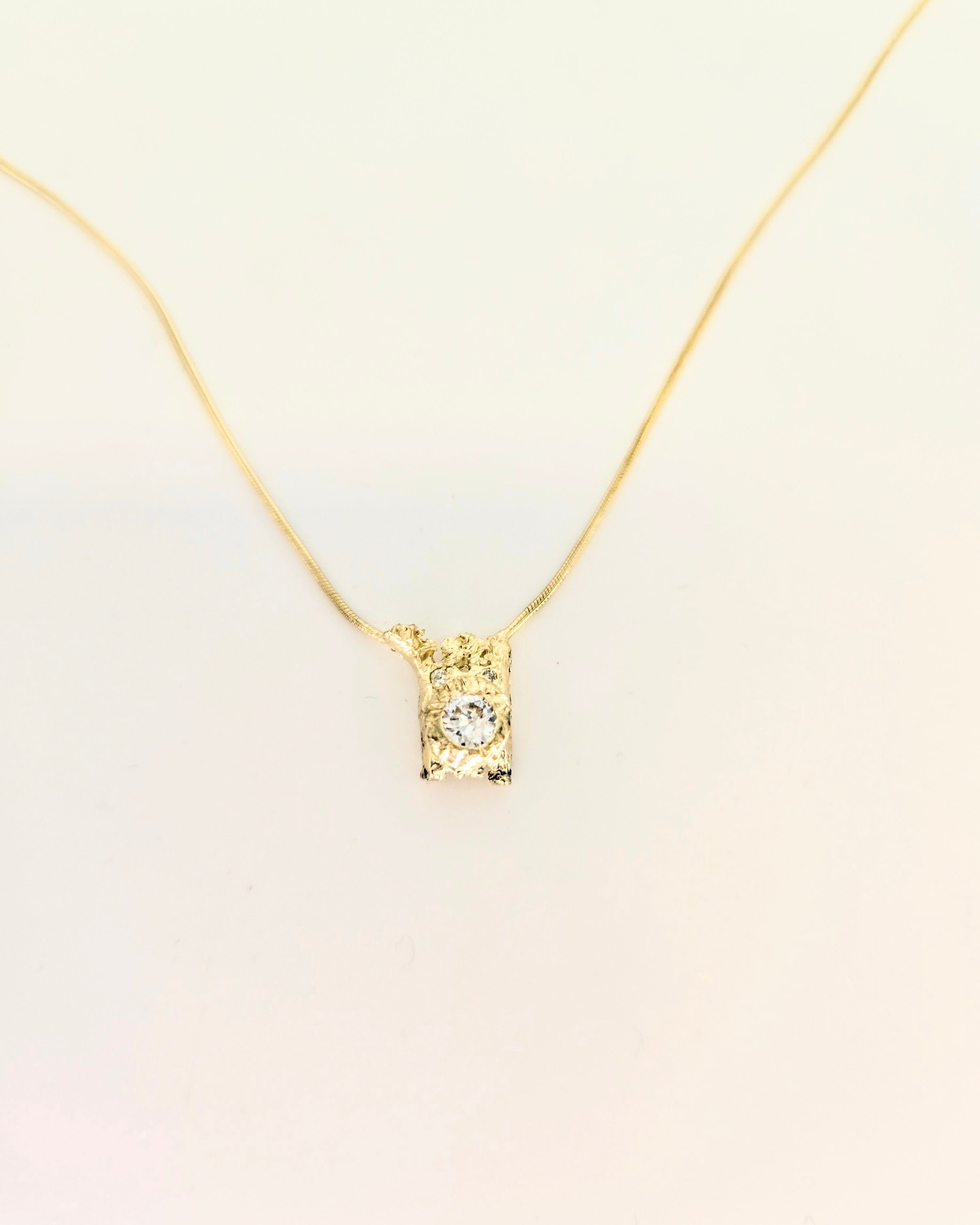 Pendentif en or jaune 750 style or sauvage et diamants