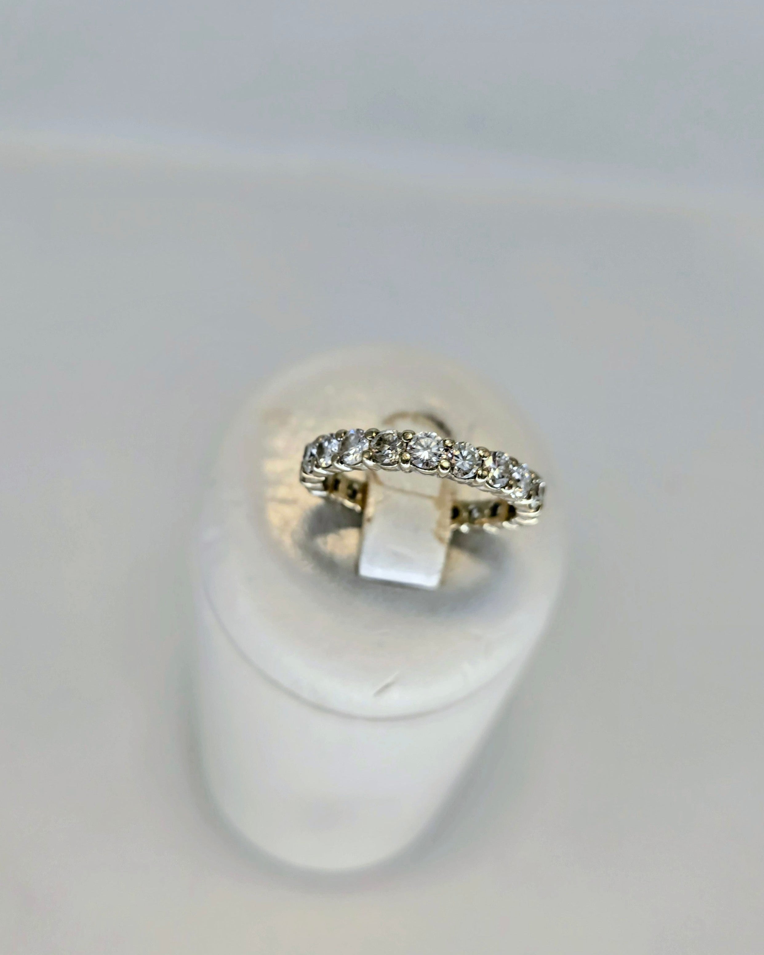 Alliance américaine – Or gris 750 millièmes – 2,10 carats de diamants