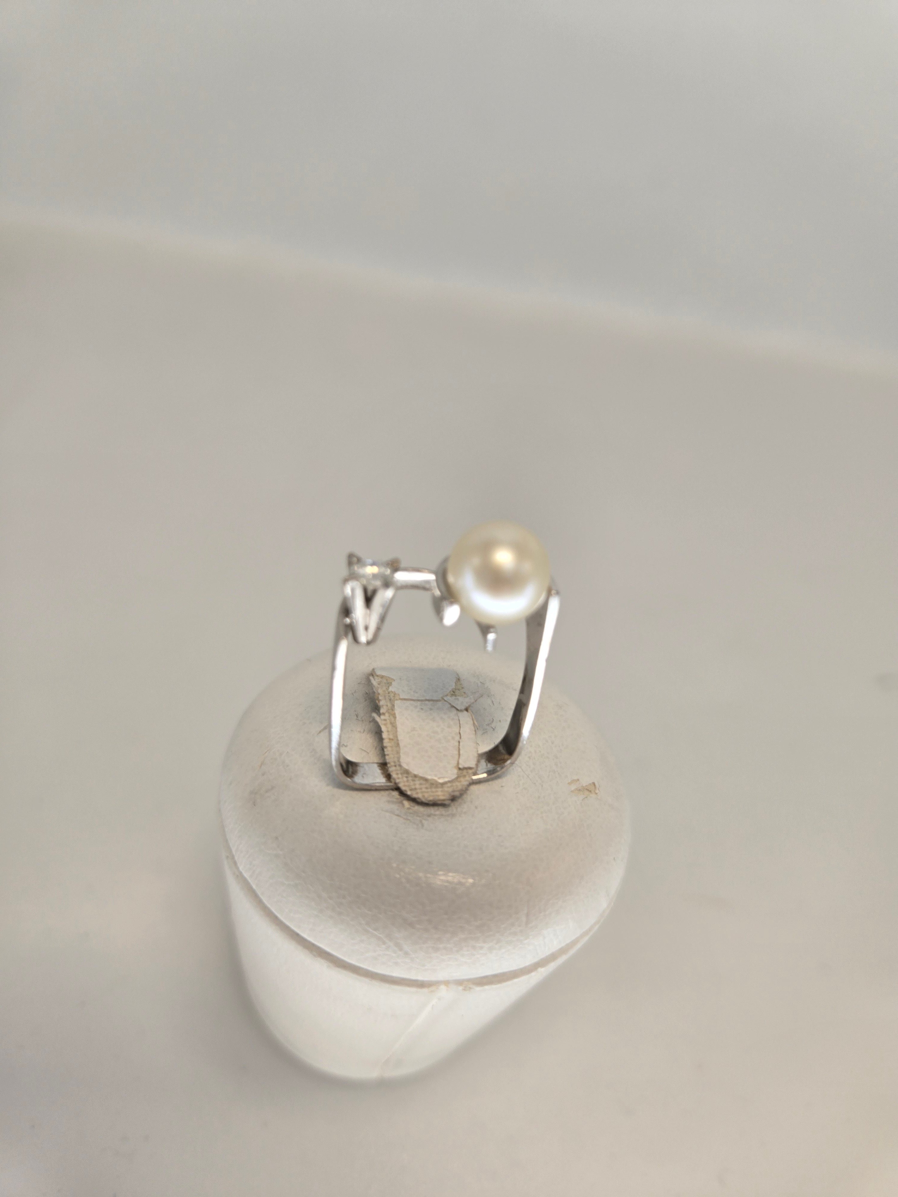 Bague en or blanc 750 millièmes avec perle et diamant, attribuée à Alain Roure