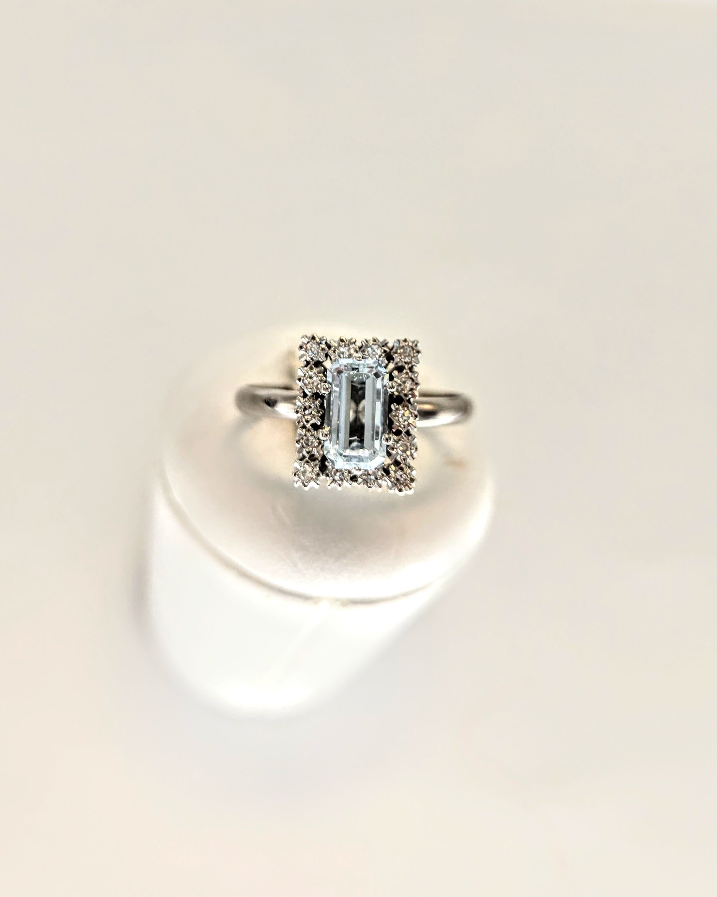 Bague en or blanc 750 sertie d’une aigue-marine rectangulaire et de diamants