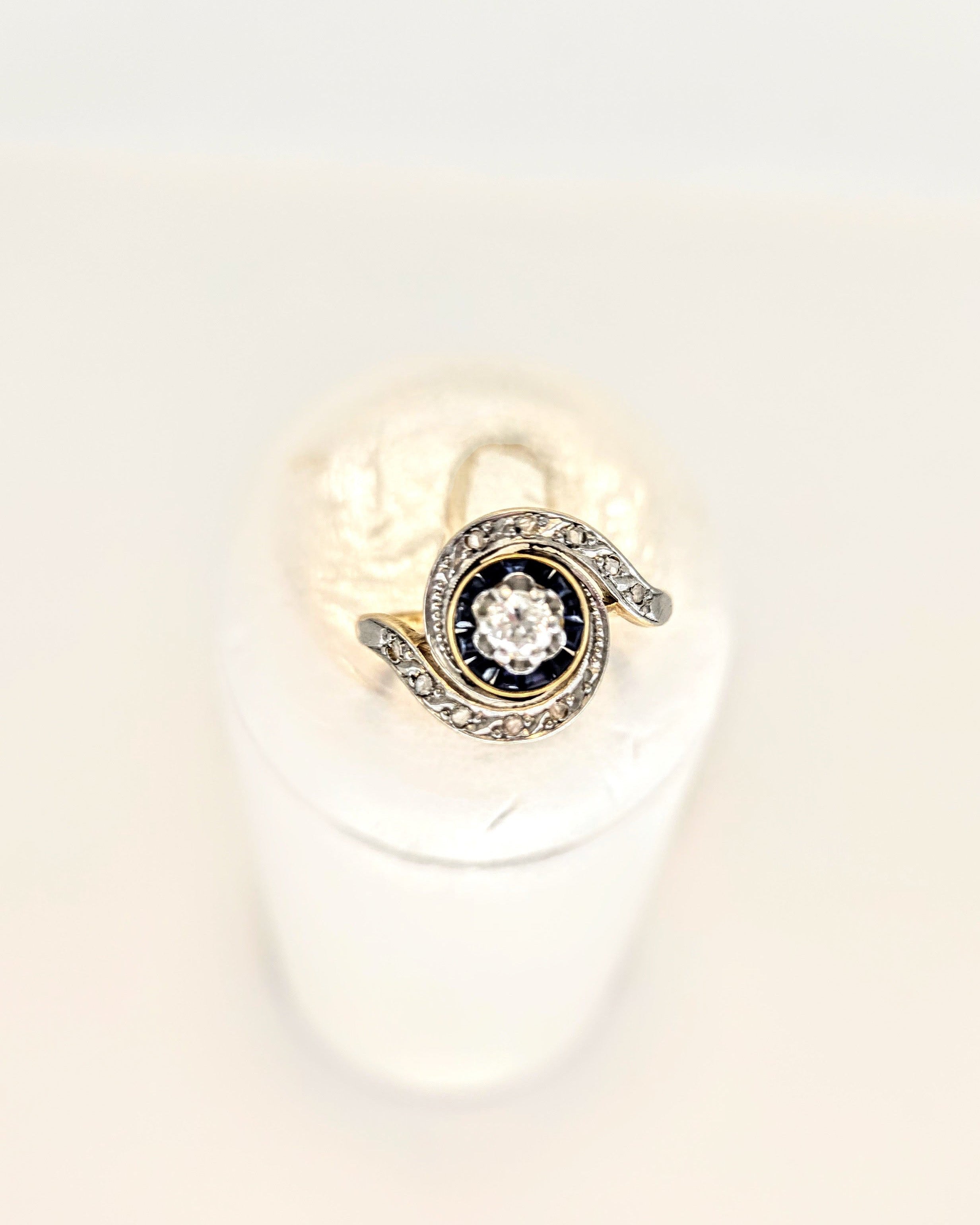 Bague Édouardienne en or et platine, diamant ancien, saphirs calibrés et roses