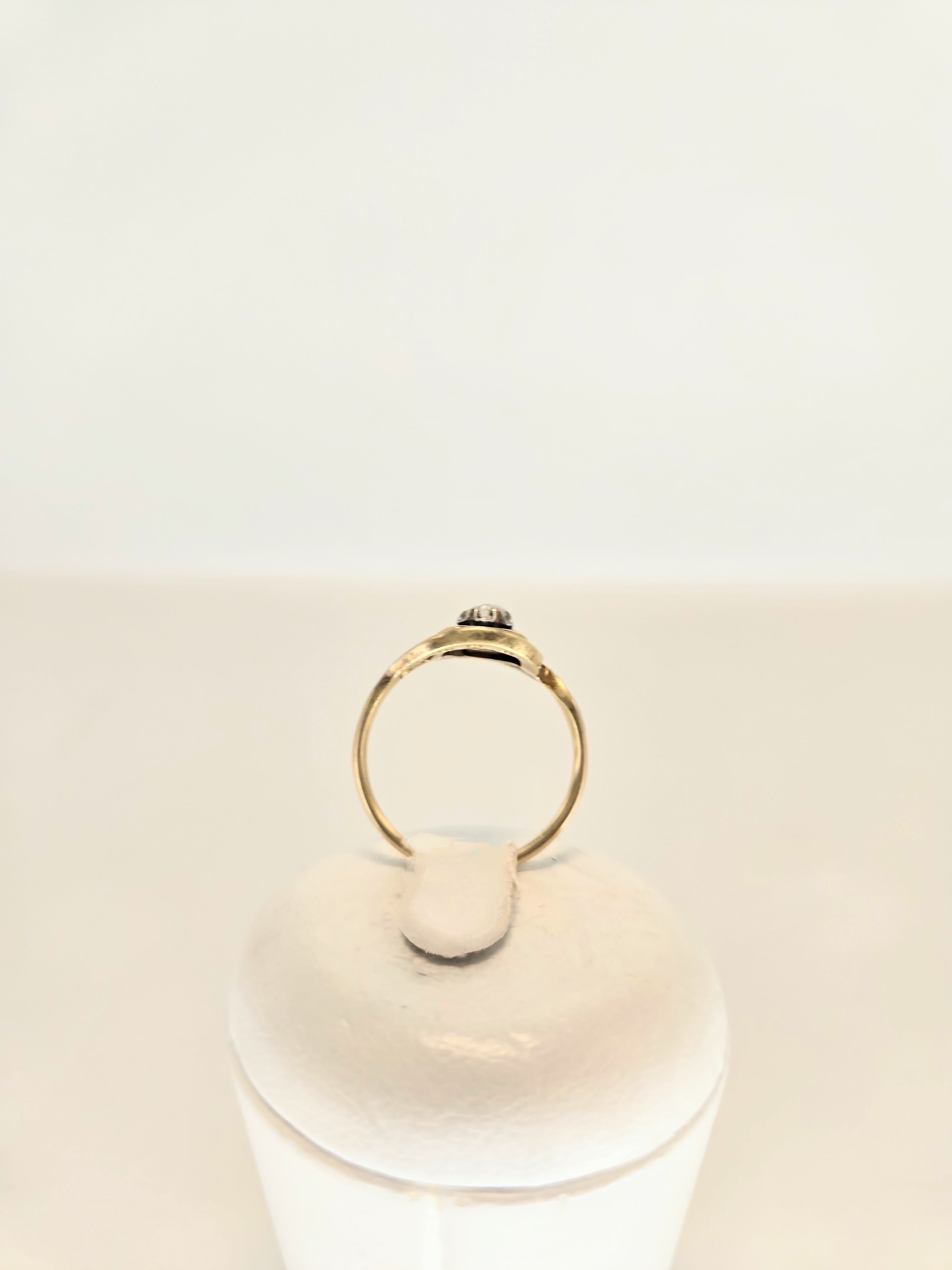 Bague Édouardienne en or et platine, diamant ancien, saphirs calibrés et roses