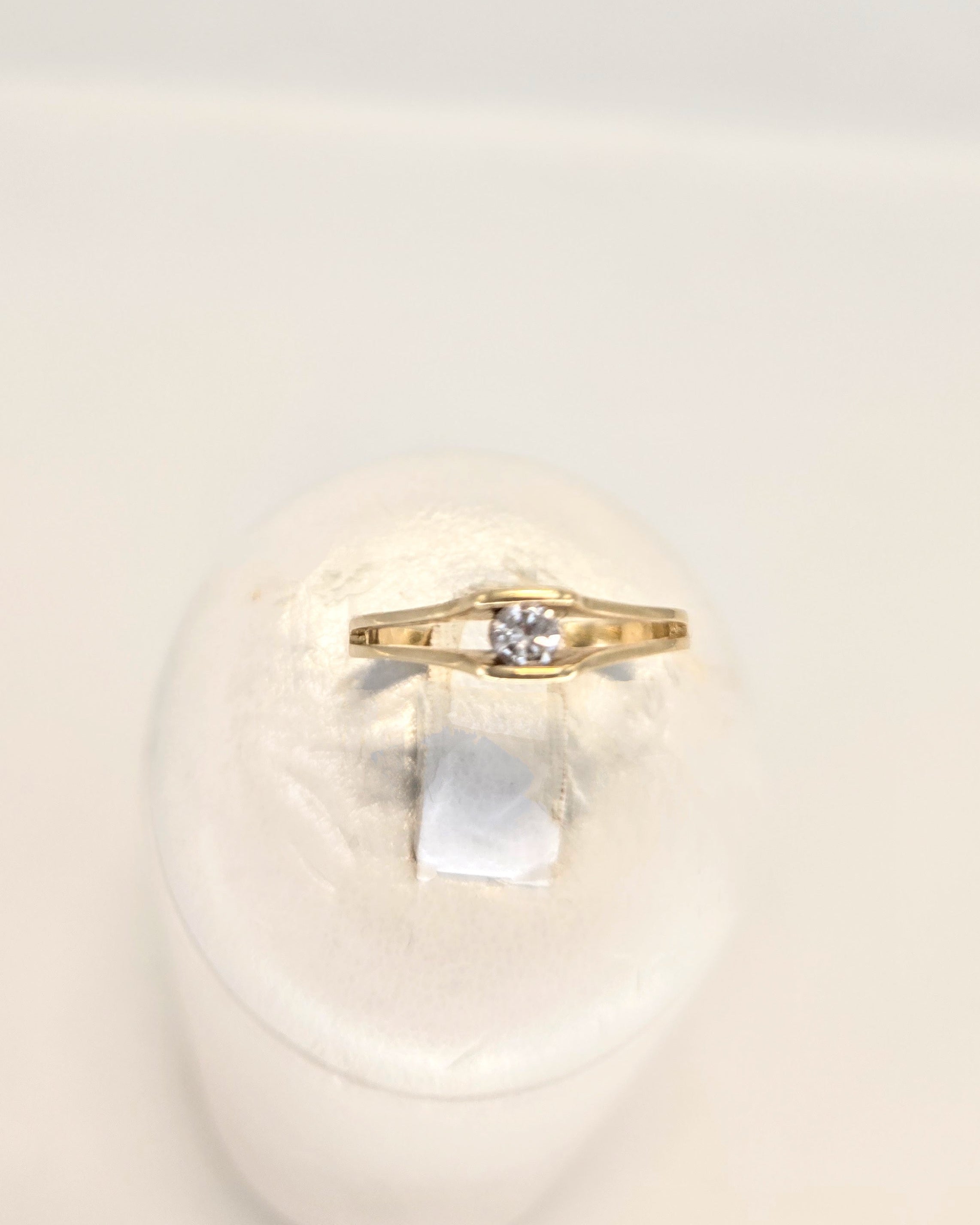 Bague solitaire en or jaune 750 avec diamant en serti tension de 0,11 ct