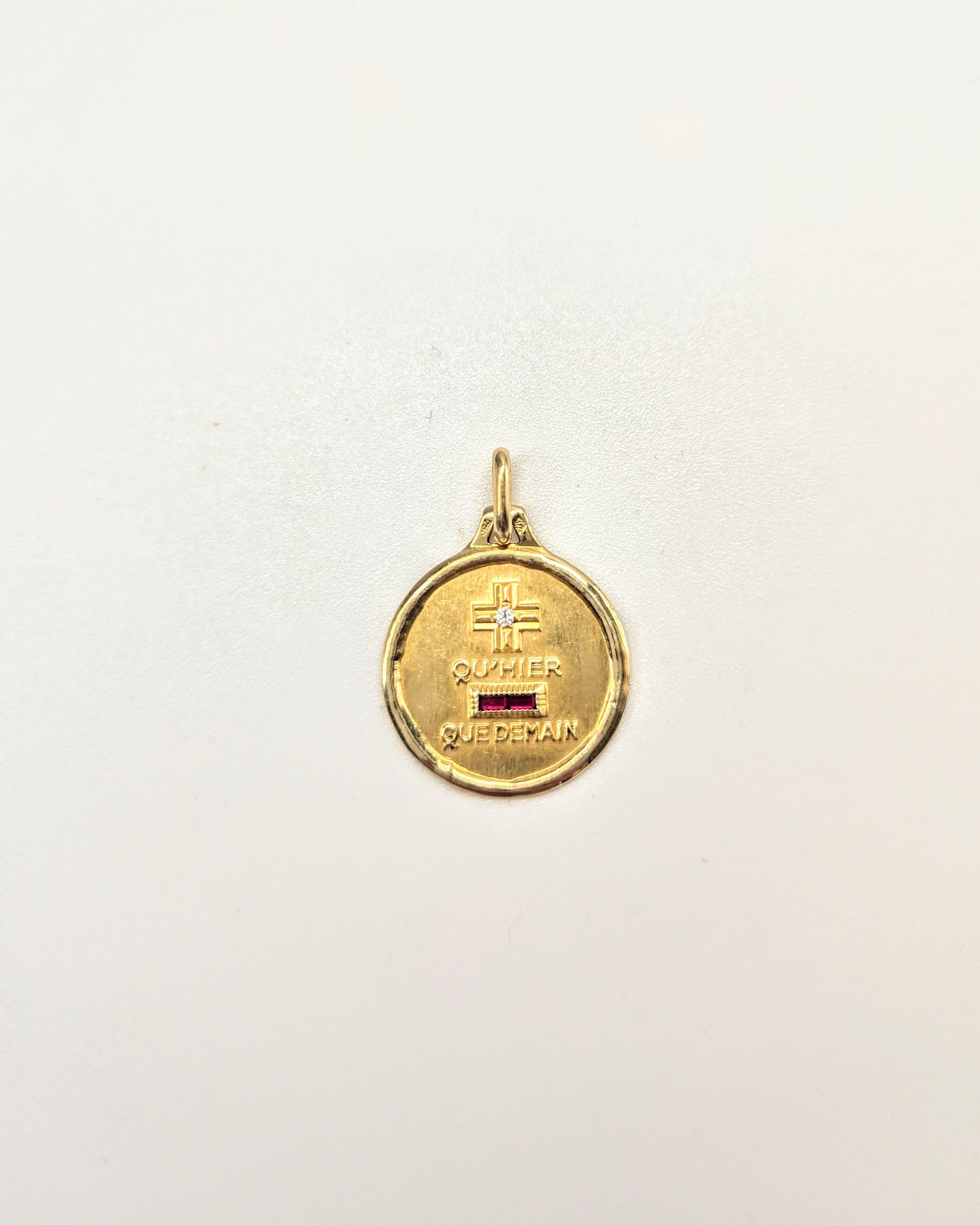 Médaille Augis “+ qu’hier – que demain” en or avec diamant et rubis synthétiques