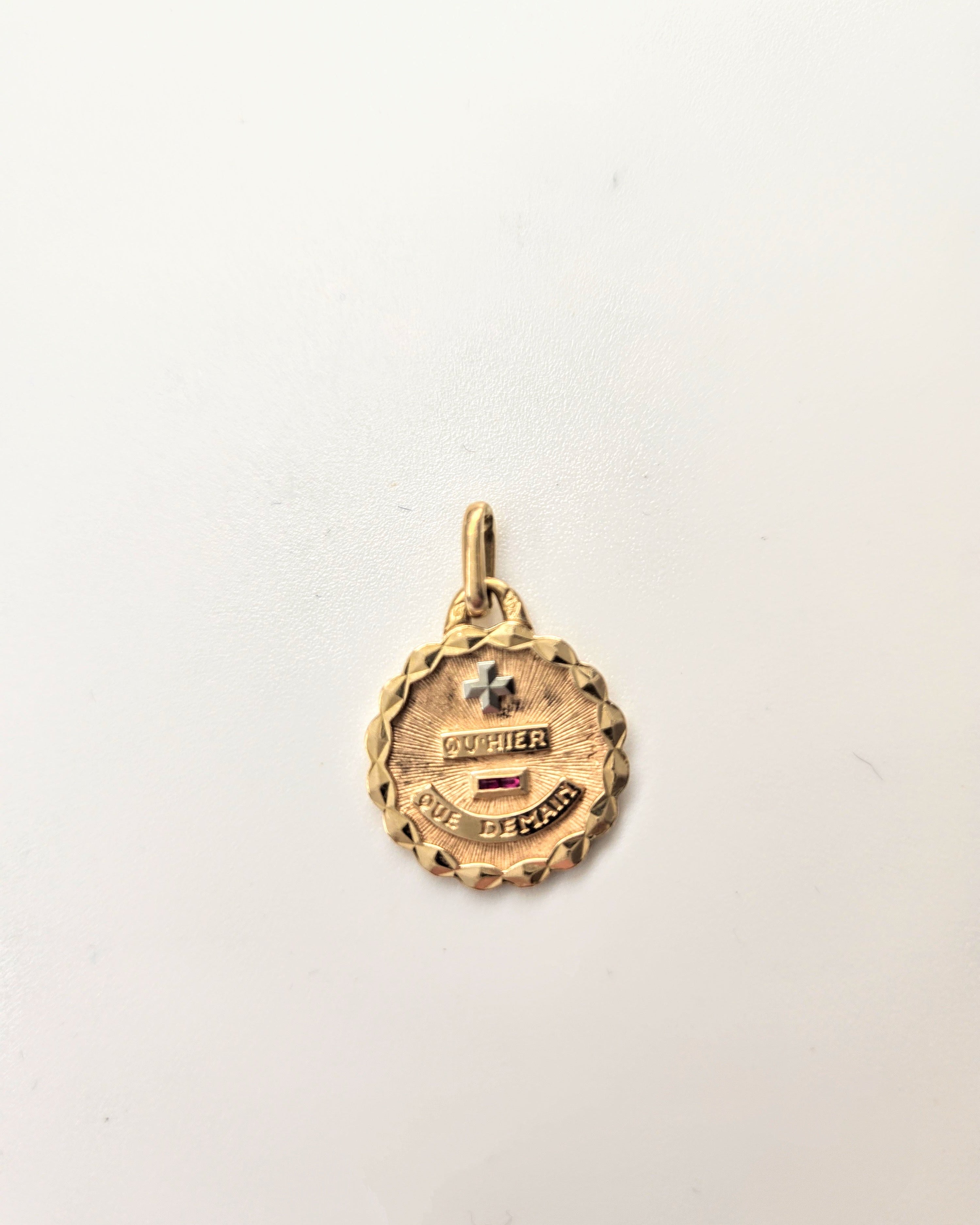 Médaille Augis “+ qu’hier – que demain” en or rouge à bordure torsadée