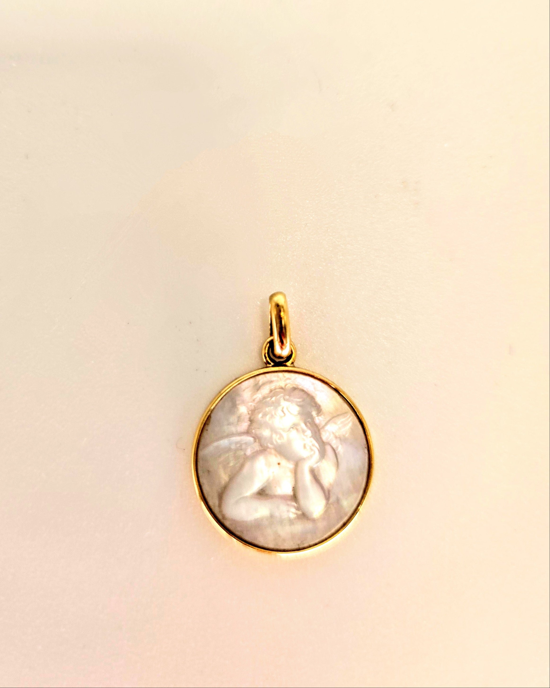 Médaille en nacre avec angelot gravé