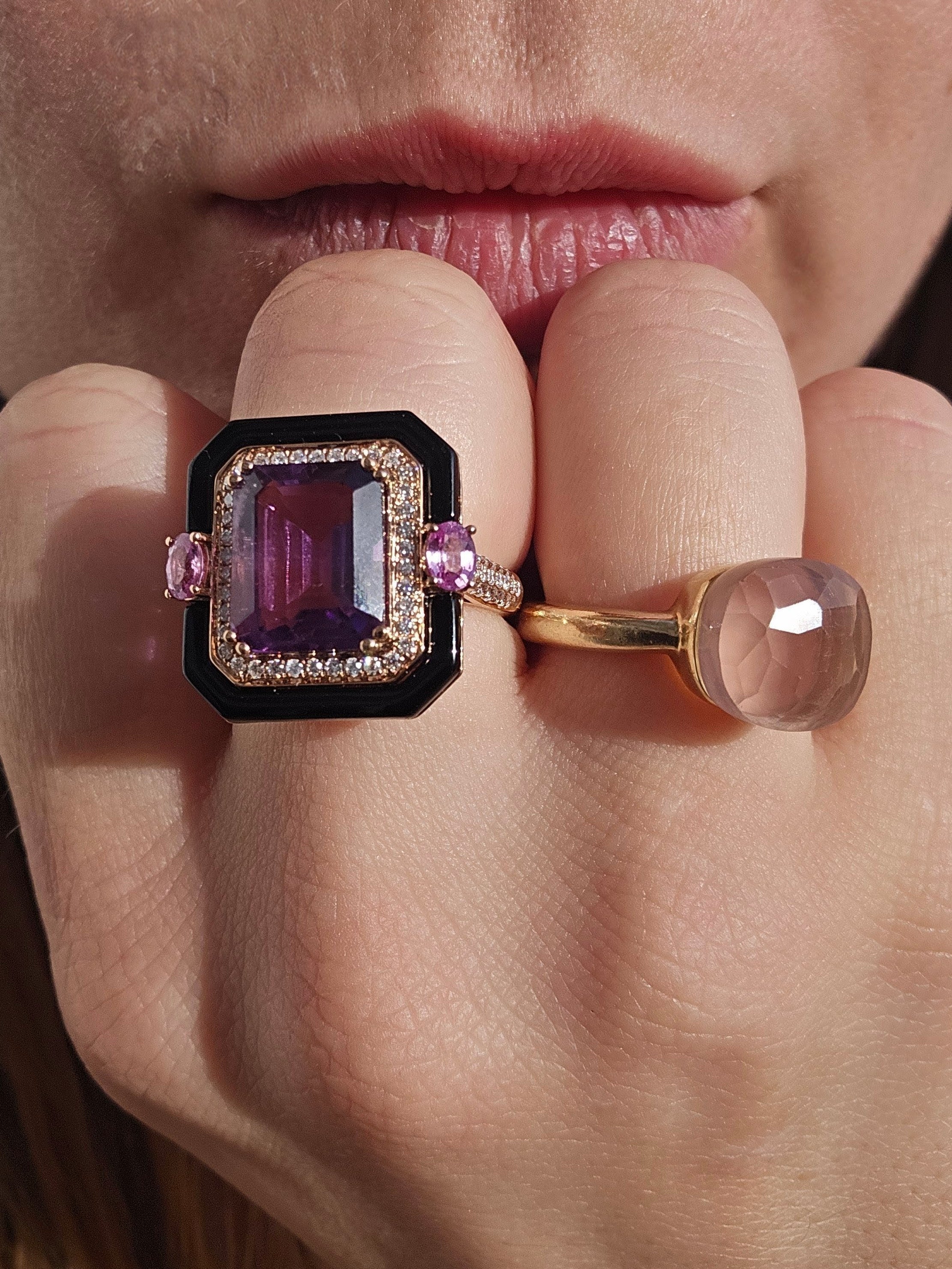 Bague en or rose 18k, améthyste 4,5 ct, onyx, saphirs roses et diamants