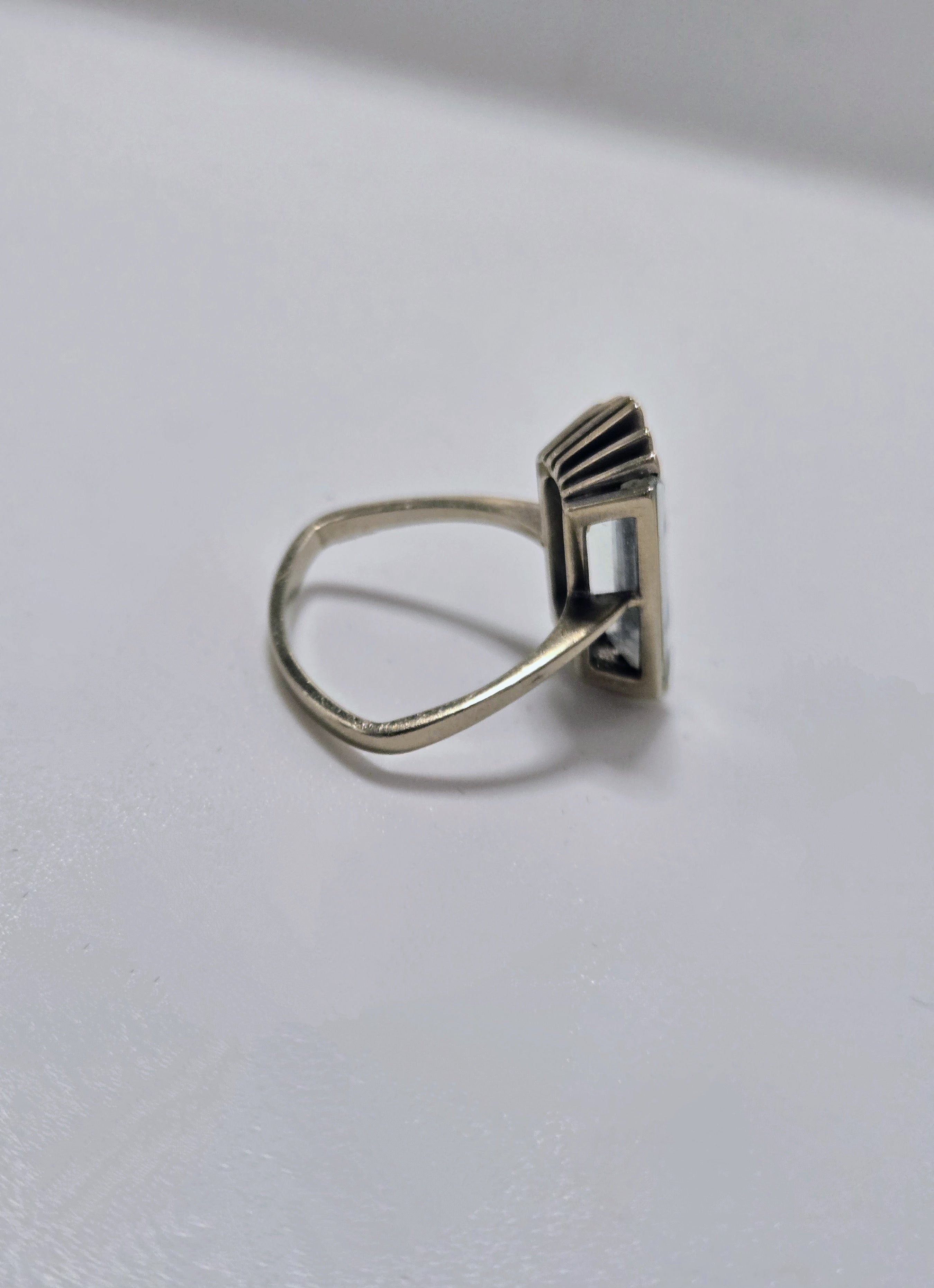 Bague en or gris 18k aigue-marine taille émeraude – bague élégante vintage