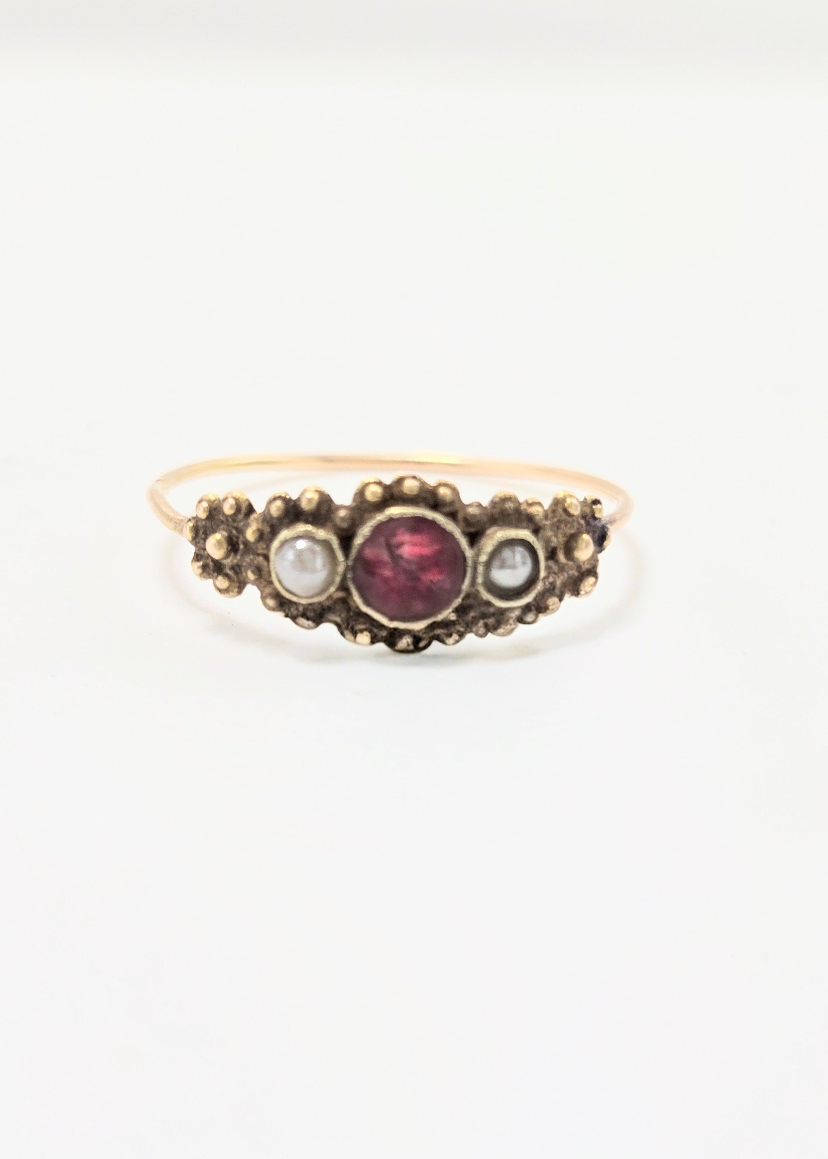Bague fine en or jaune 18k granulation, demi-perles et pierre rose – bijou ancien
