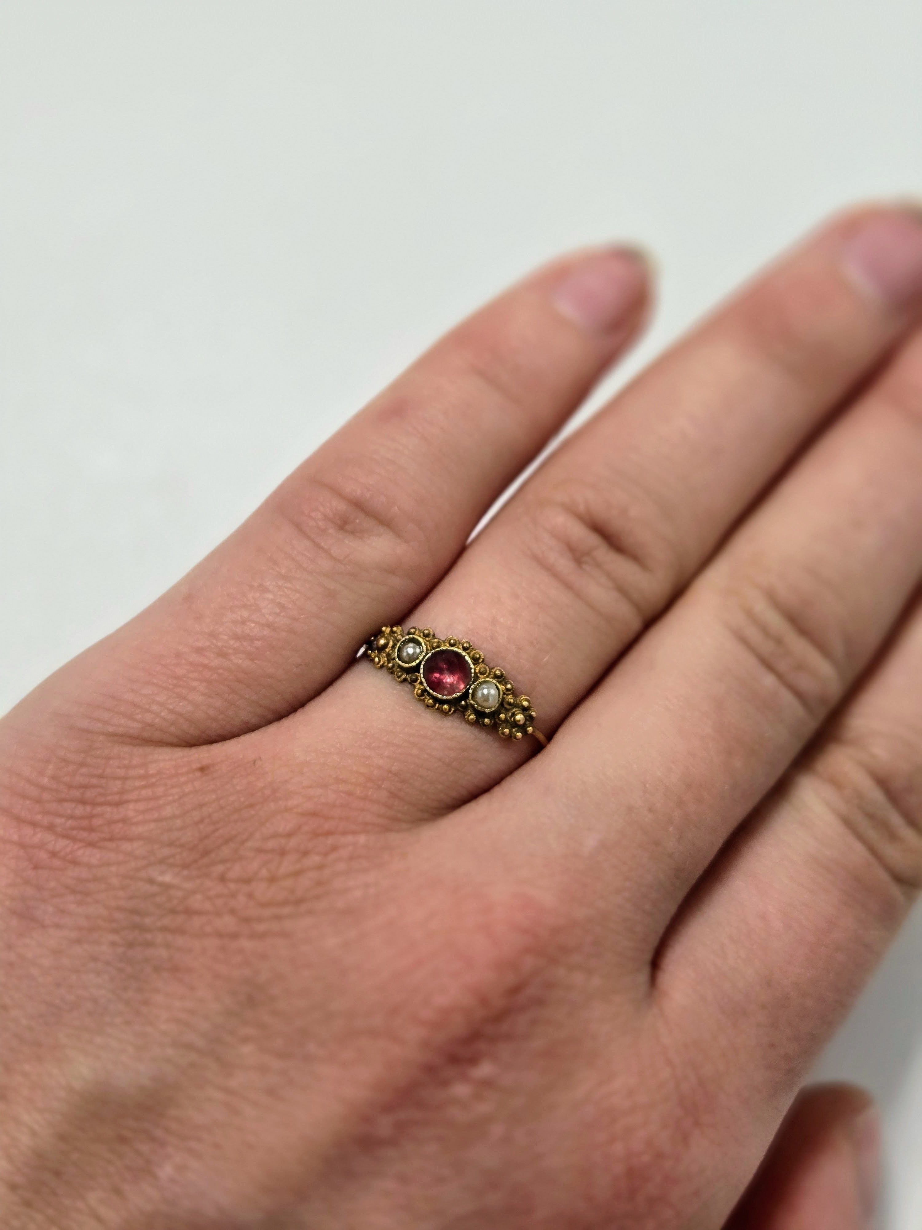 Bague fine en or jaune 18k granulation, demi-perles et pierre rose – bijou ancien