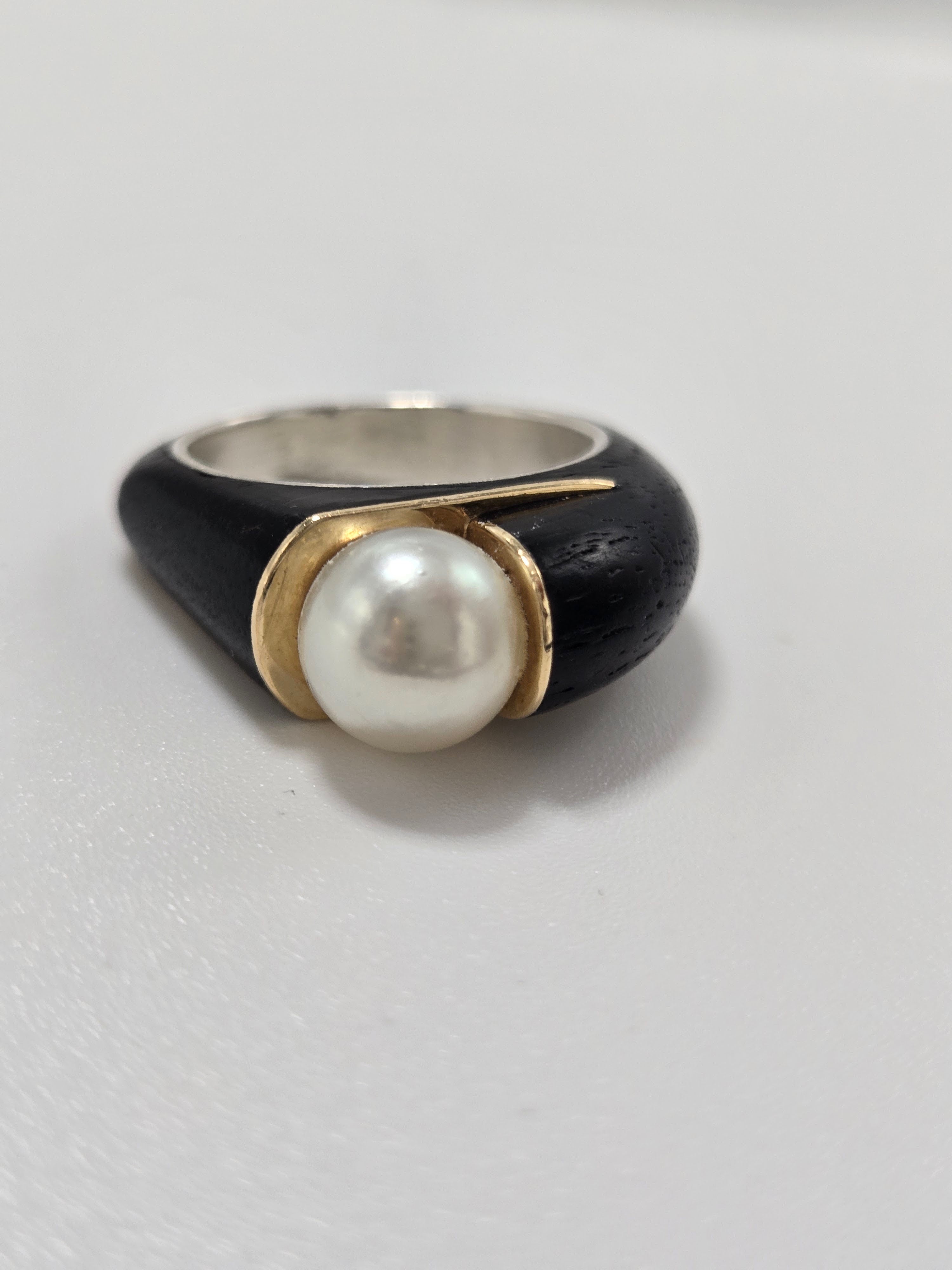 Bague en bois d’ébène, or, argent et perle Akoya – bague design contemporaine