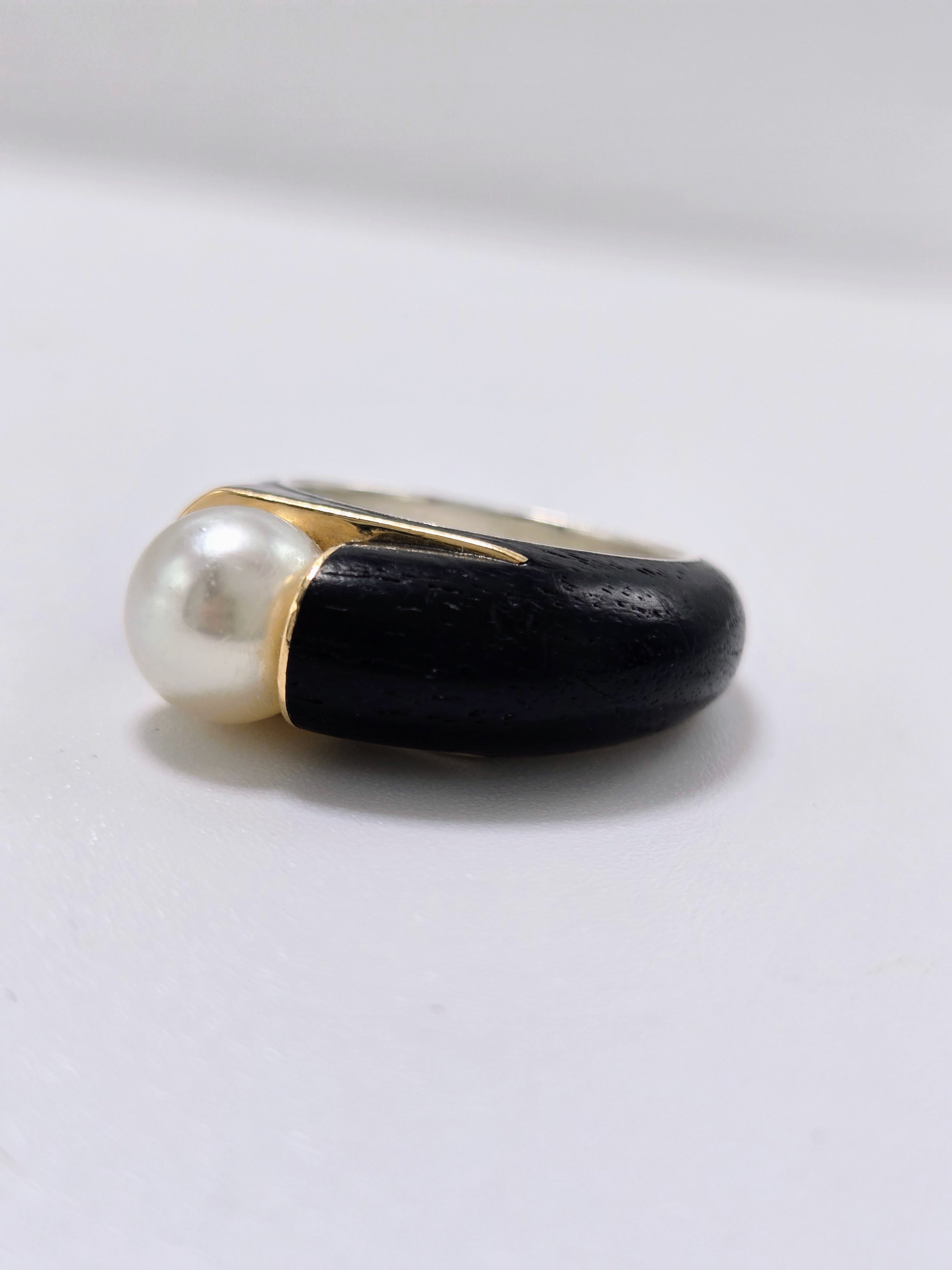 Bague en bois d’ébène, or, argent et perle Akoya – bague design contemporaine