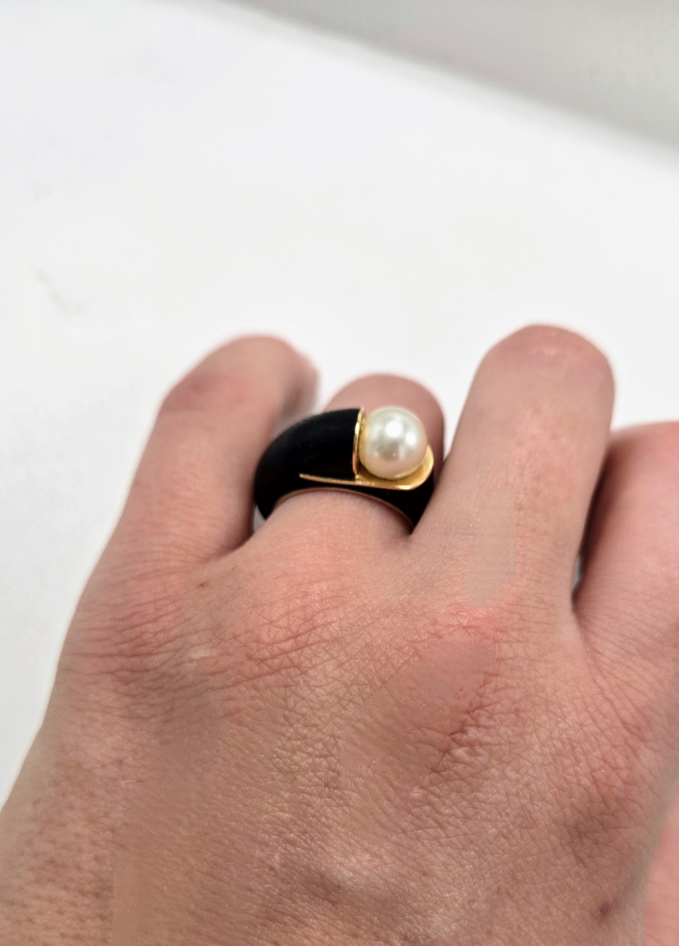 Bague en bois d’ébène, or, argent et perle Akoya – bague design contemporaine