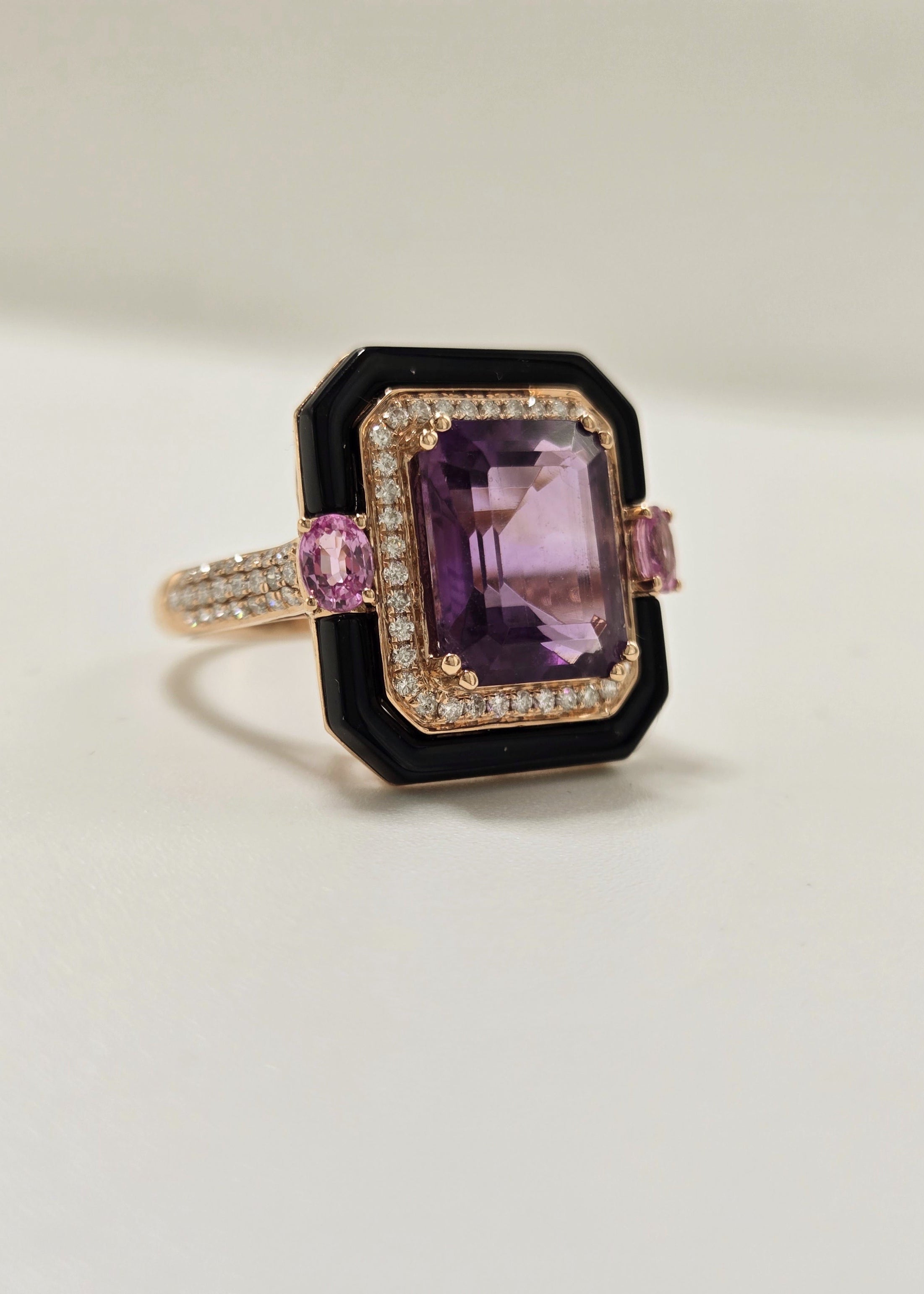 Bague en or rose 18k, améthyste 4,5 ct, onyx, saphirs roses et diamants