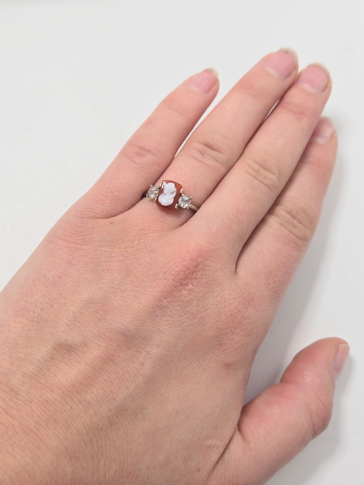Bague ancienne camée rouge et diamants taille ancienne en or 18 carats