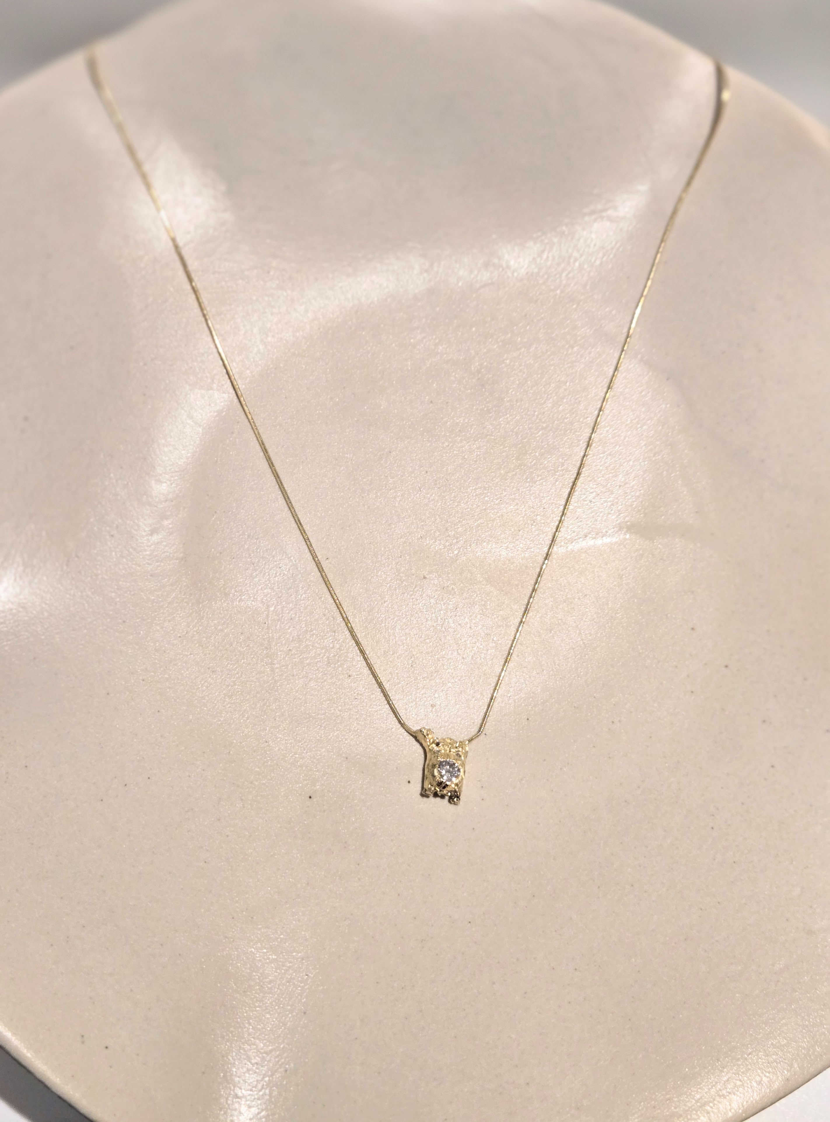 Pendentif en or jaune 750 style or sauvage et diamants