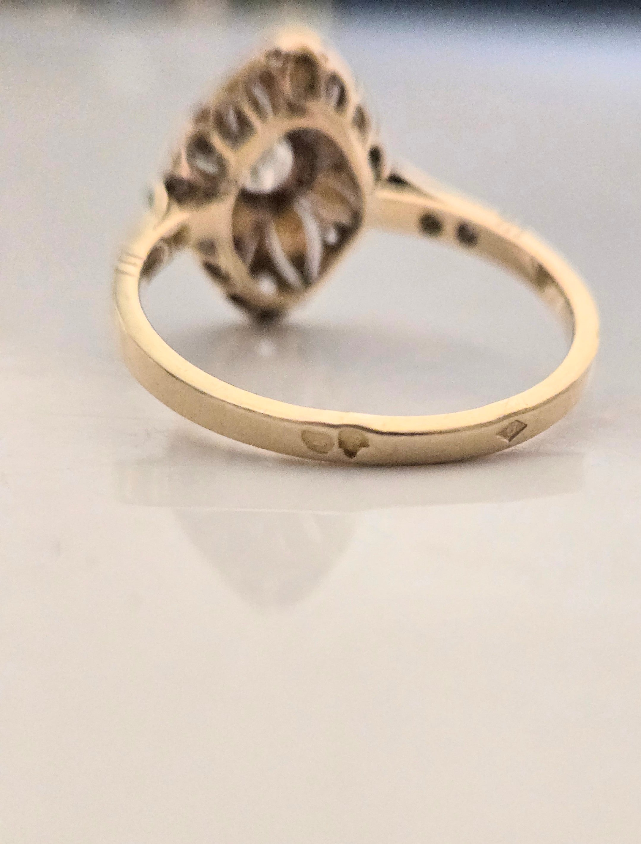 Bague Art Déco en or jaune et platine diamant taille moderne et diamants taille rose