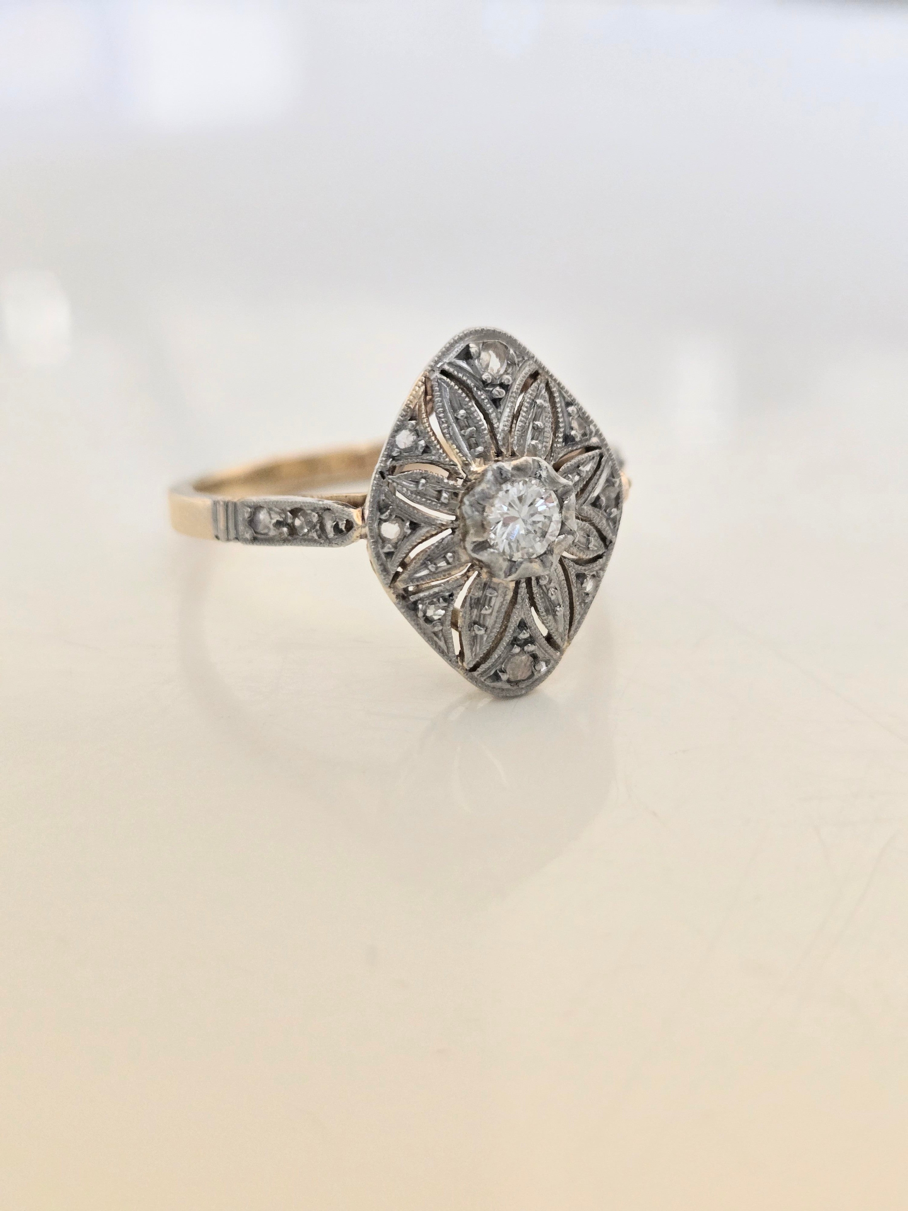 Bague Art Déco en or jaune et platine diamant taille moderne et diamants taille rose
