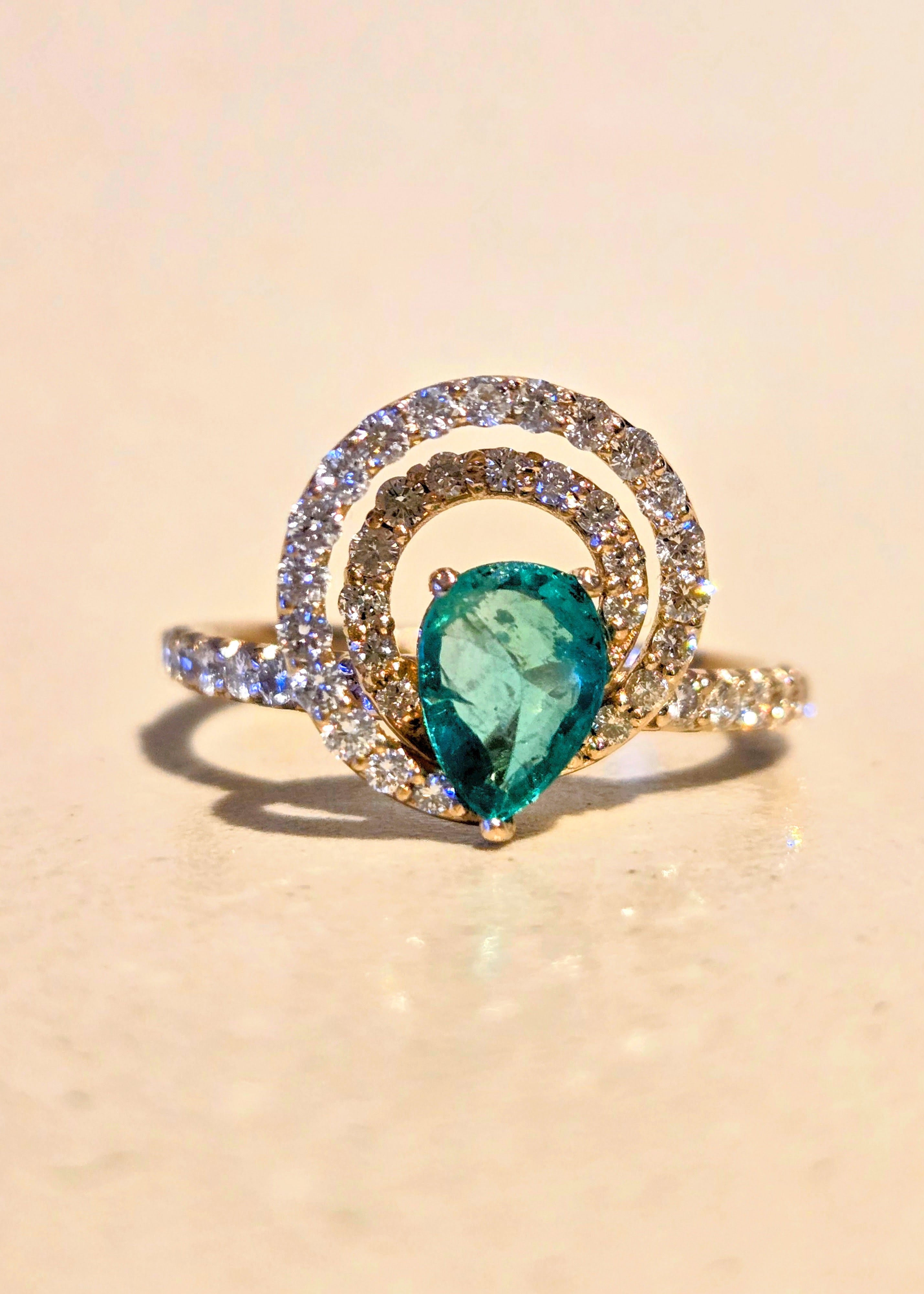 Bague en or blanc 18 k émeraude taille poire et diamants