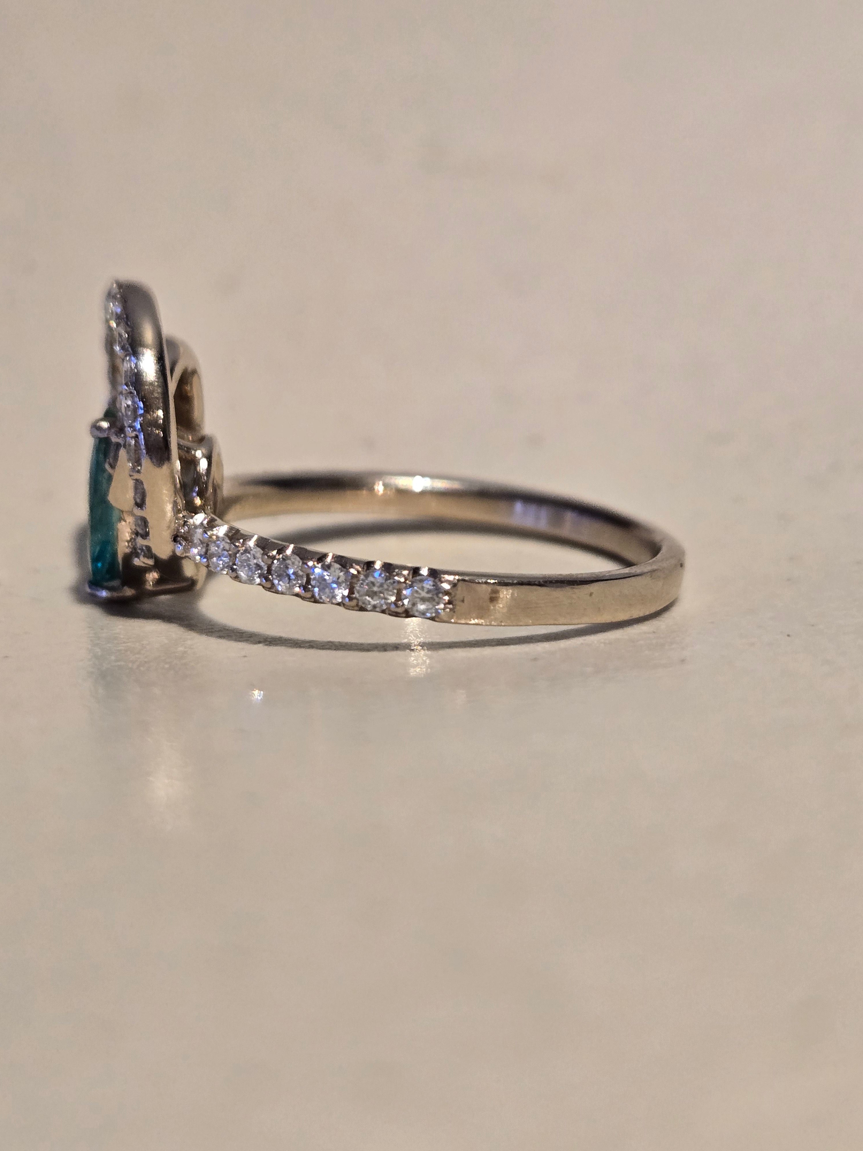 Bague en or blanc 18 k émeraude taille poire et diamants