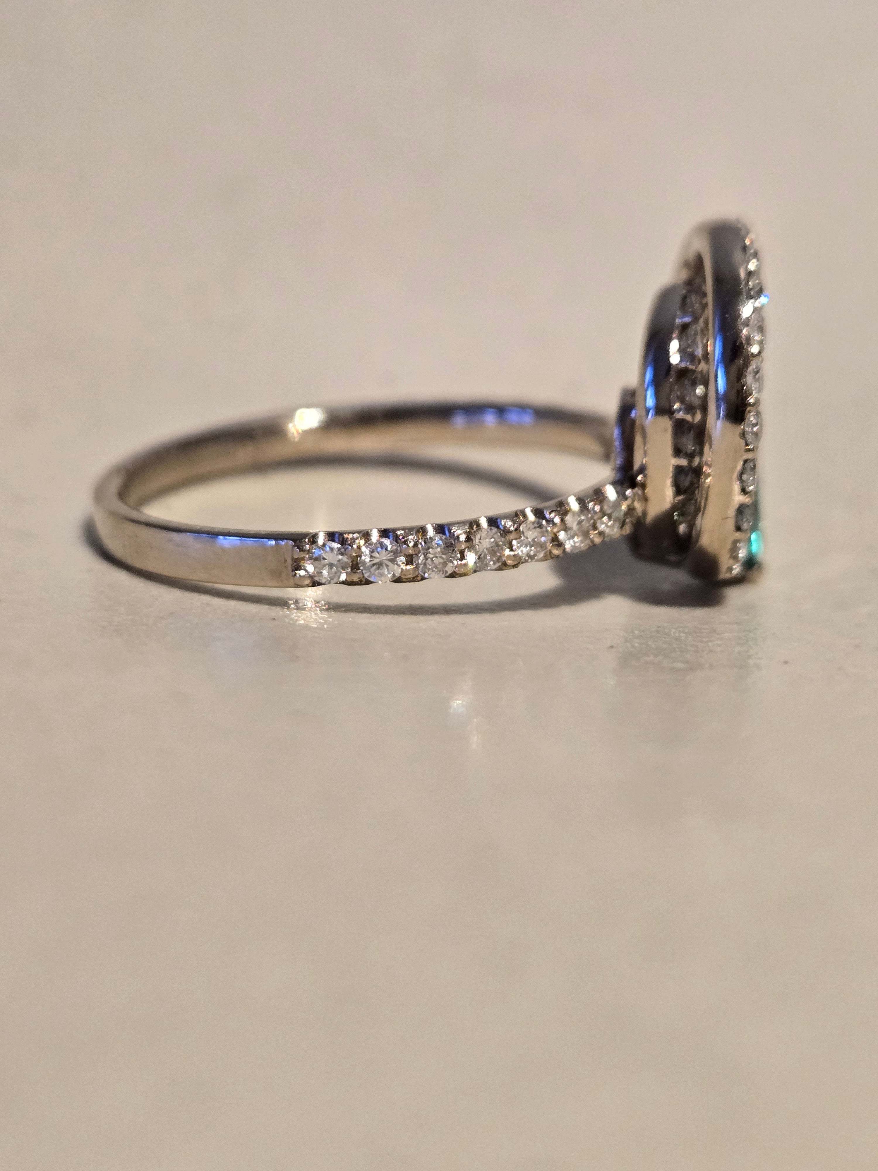 Bague en or blanc 18 k émeraude taille poire et diamants