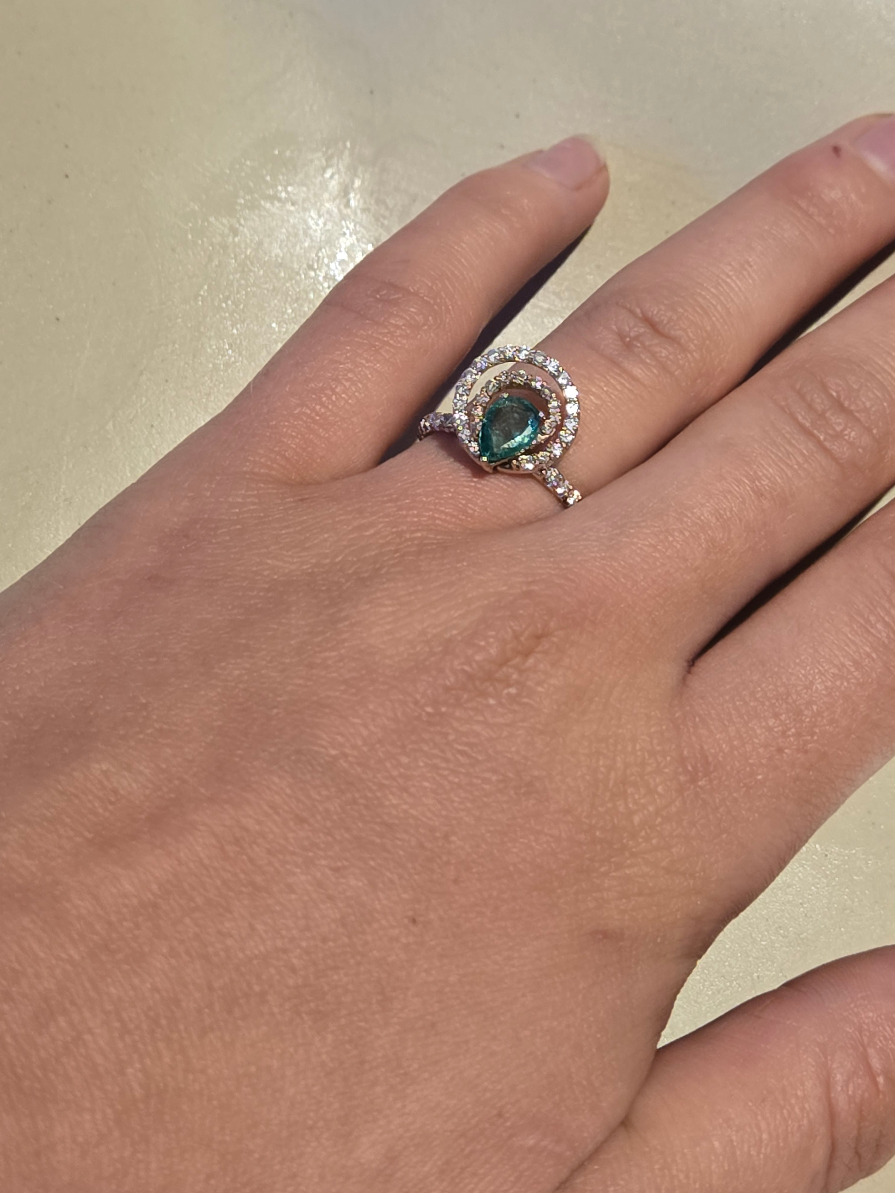 Bague en or blanc 18 k émeraude taille poire et diamants