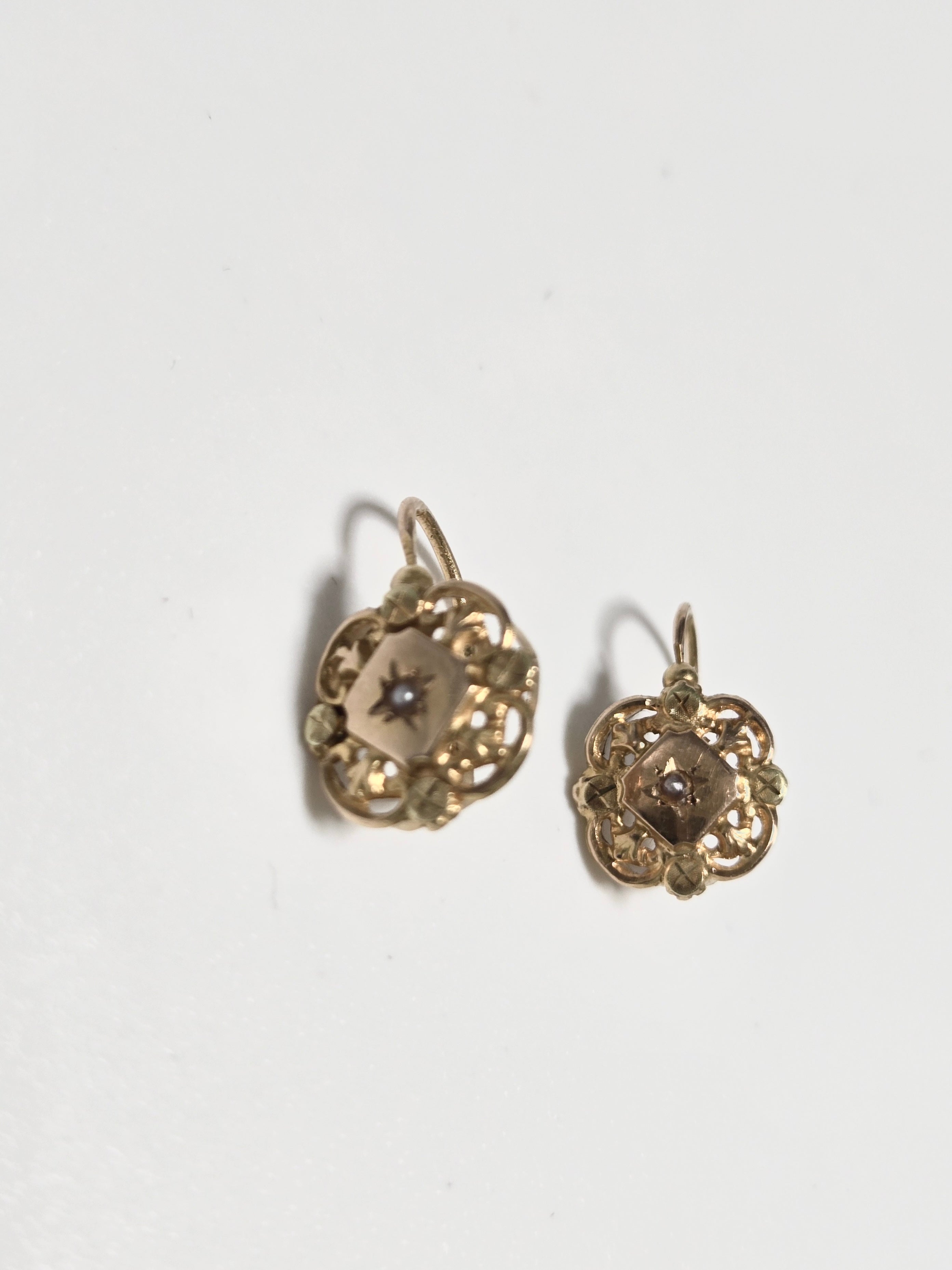 Boucles d’oreilles dormeuses anciennes en or jaune 750‰ et demi-perles fines