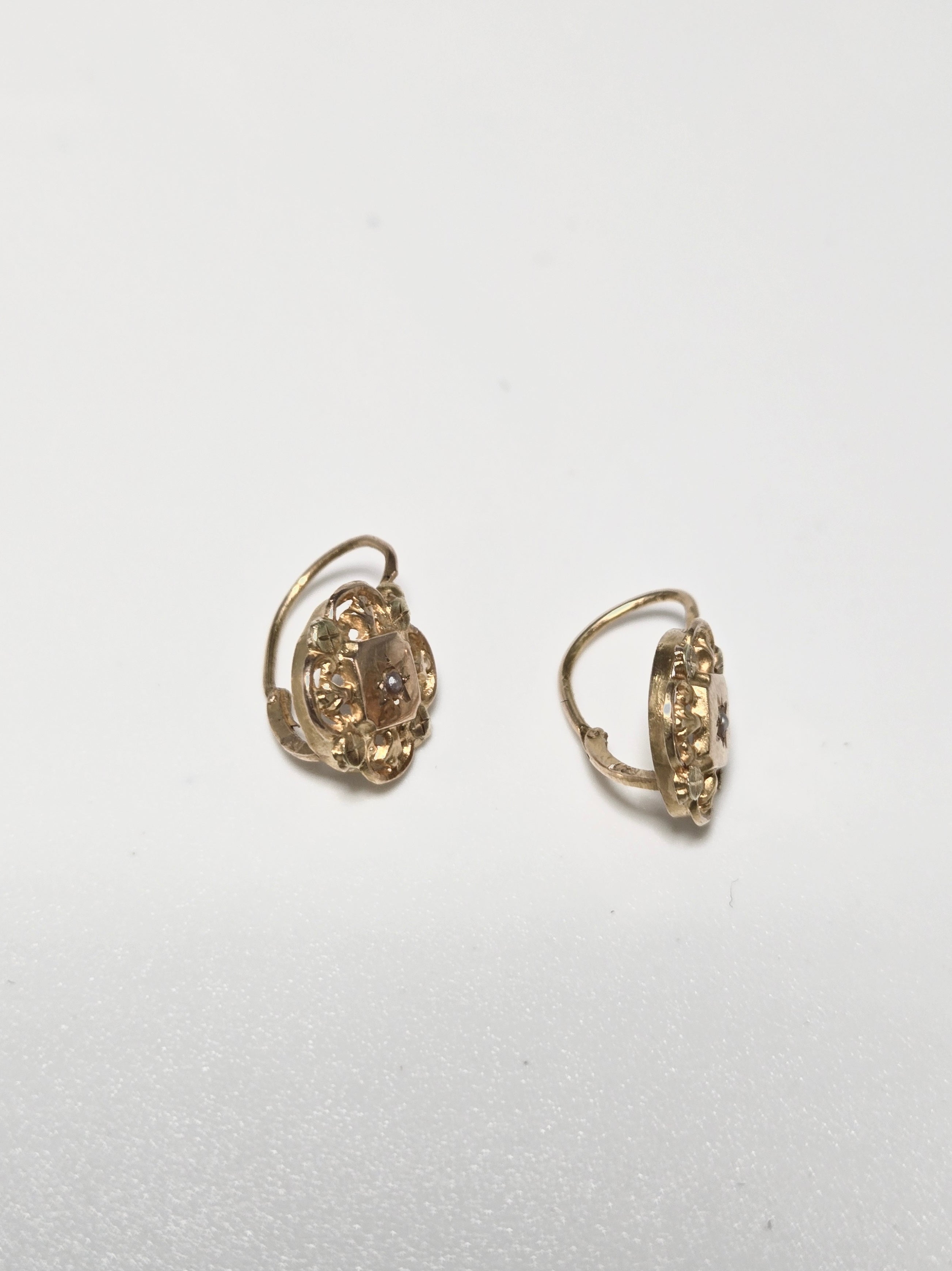 Boucles d’oreilles dormeuses anciennes en or jaune 750‰ et demi-perles fines