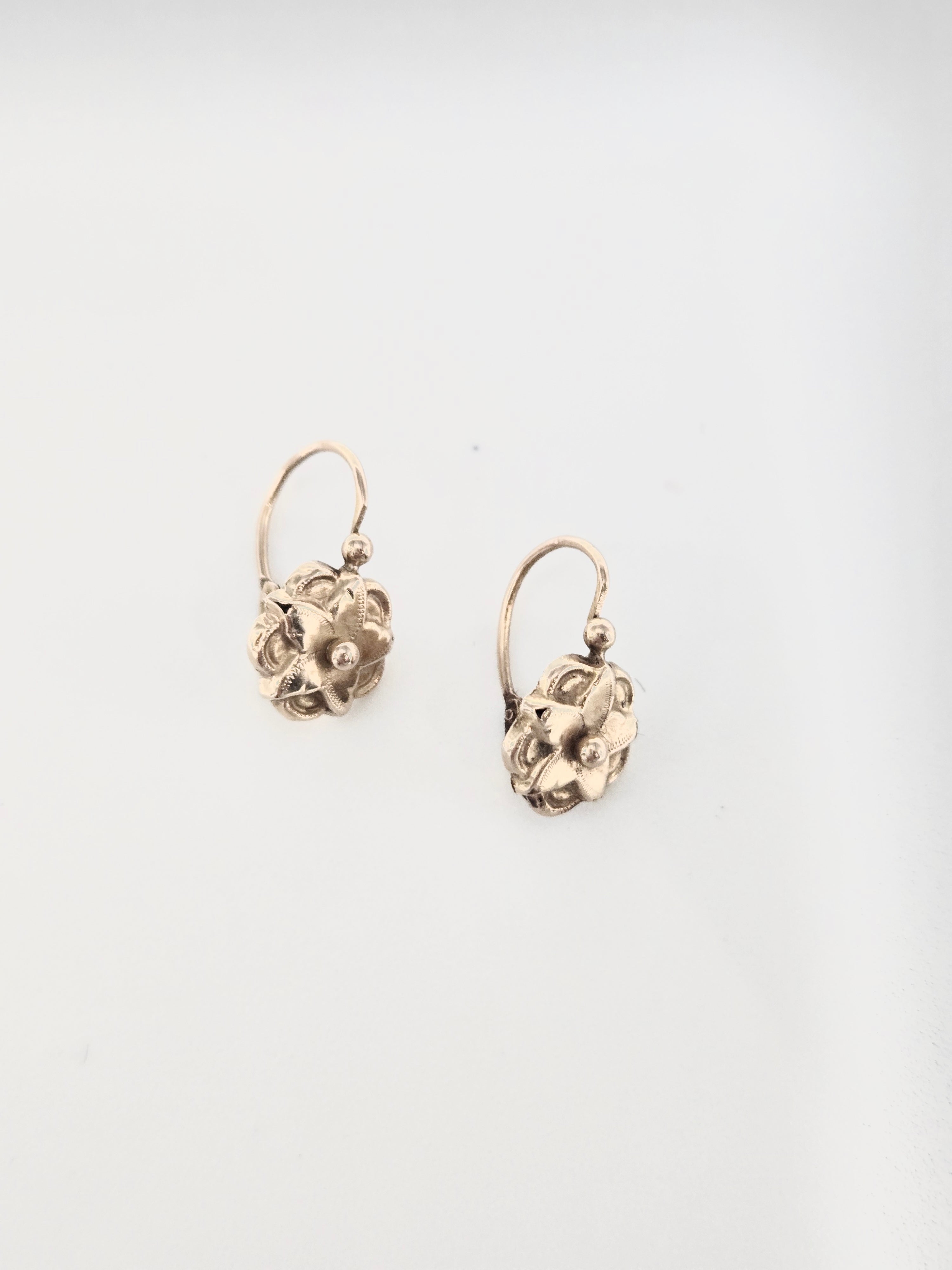 Boucles d’oreilles dormeuses anciennes en or jaune 750‰ à décor floral