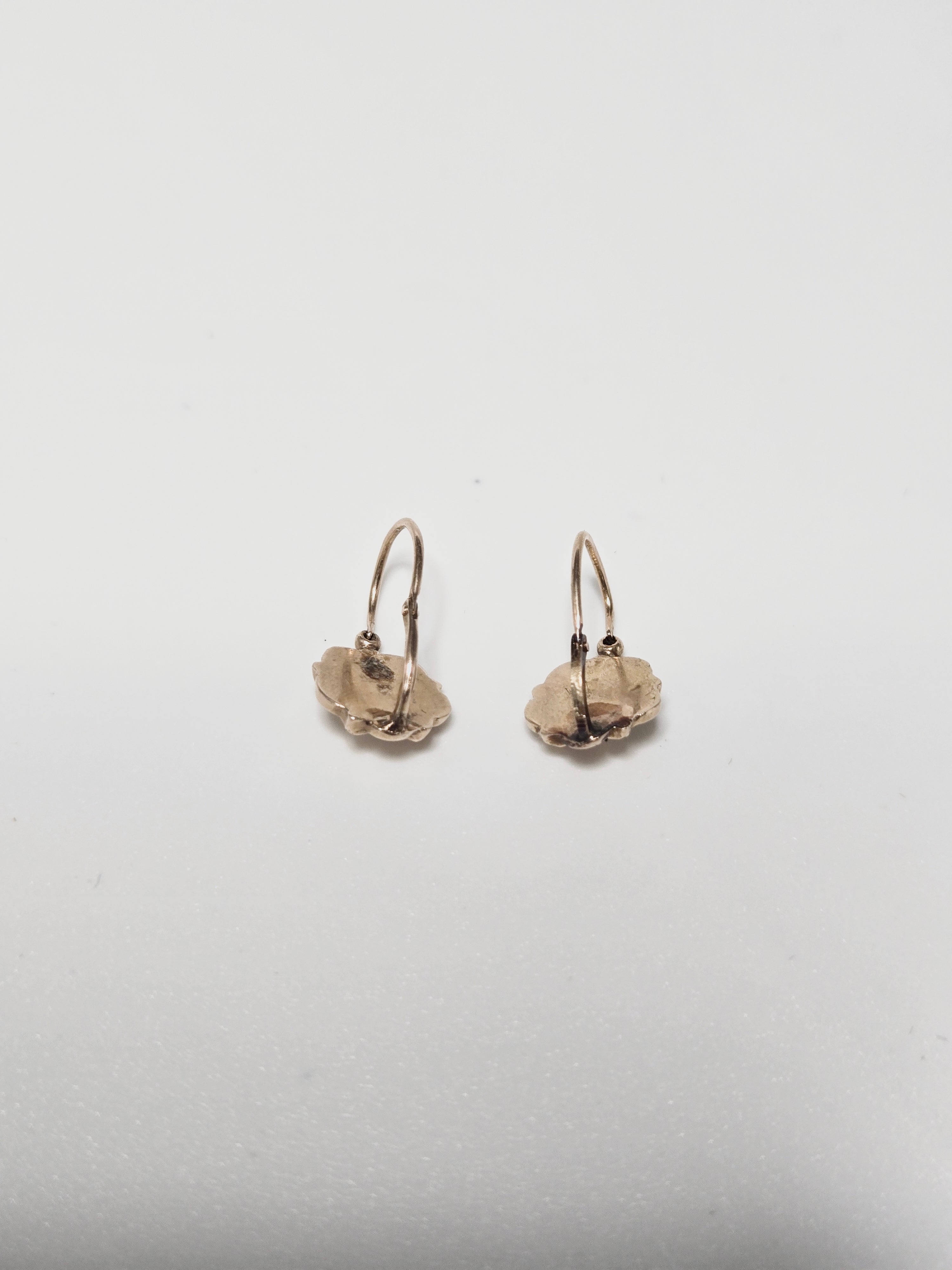 Boucles d’oreilles dormeuses anciennes en or jaune 750‰ à décor floral