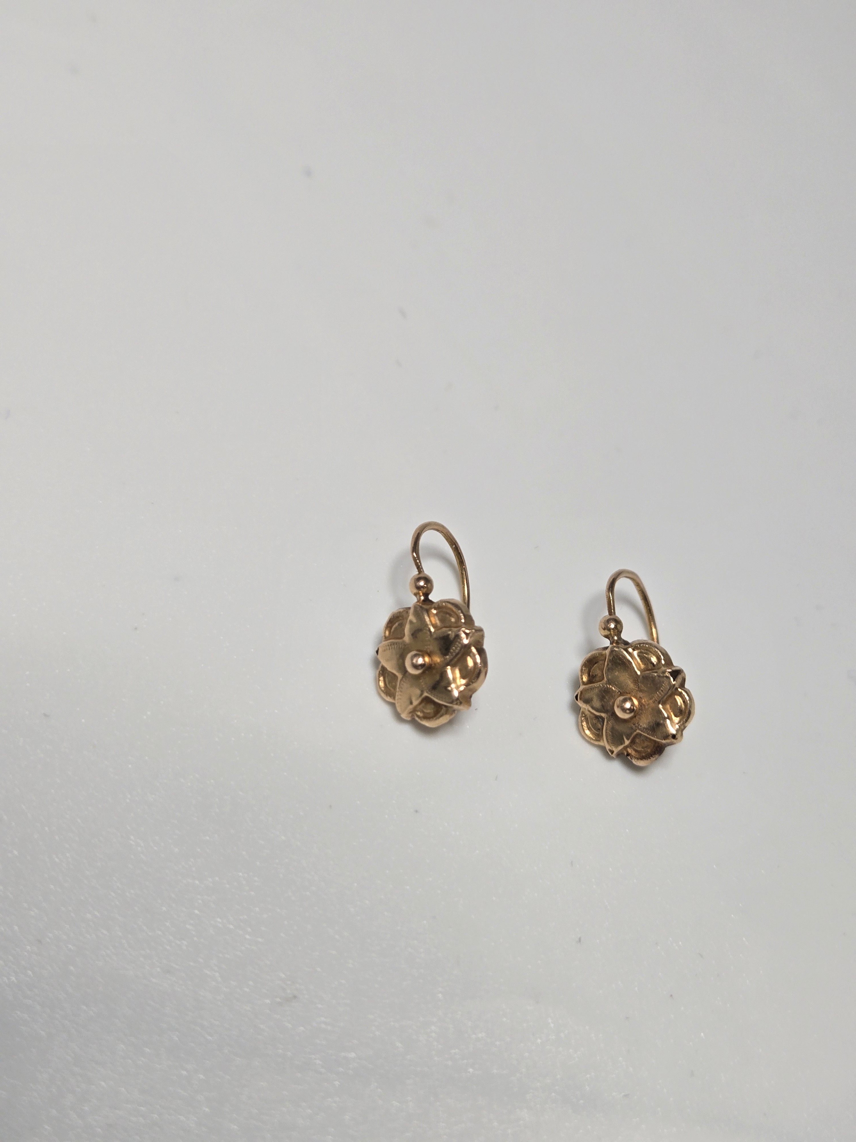 Boucles d’oreilles dormeuses anciennes en or jaune 750‰ à décor floral