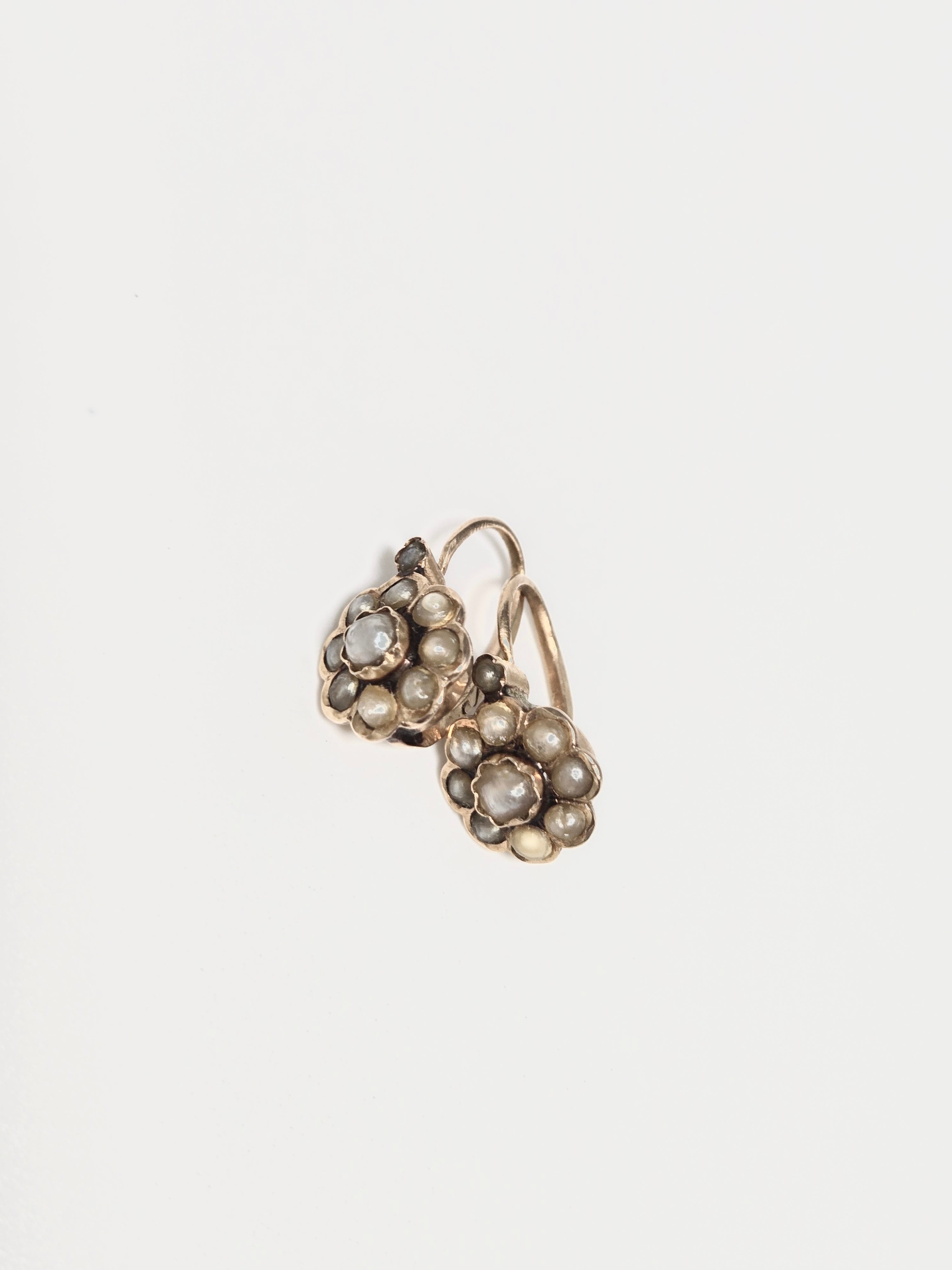 Boucles d’oreilles dormeuses anciennes en or 18 carats décor floral | Bijou ancien