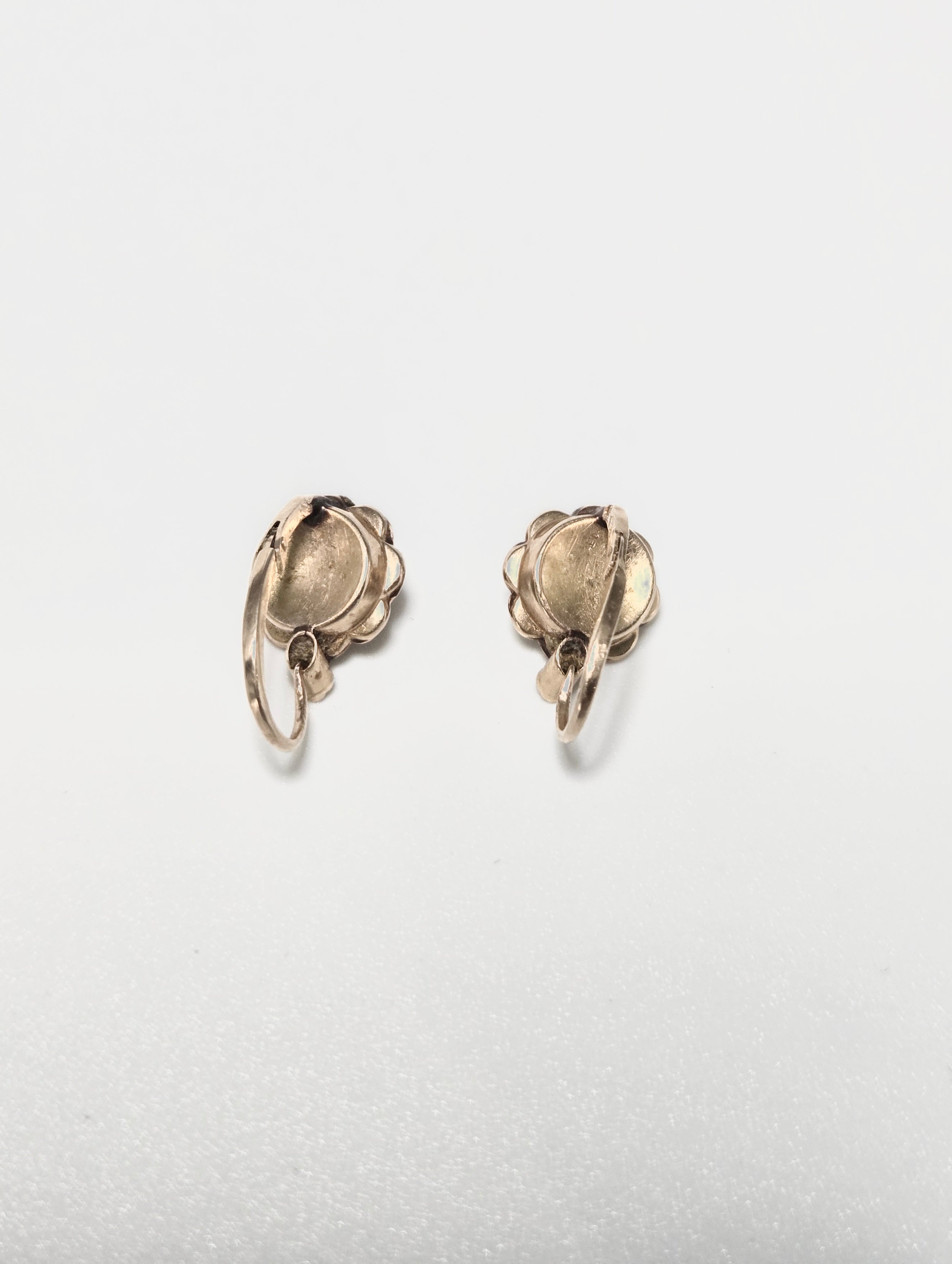 Boucles d’oreilles dormeuses anciennes en or 18 carats décor floral | Bijou ancien