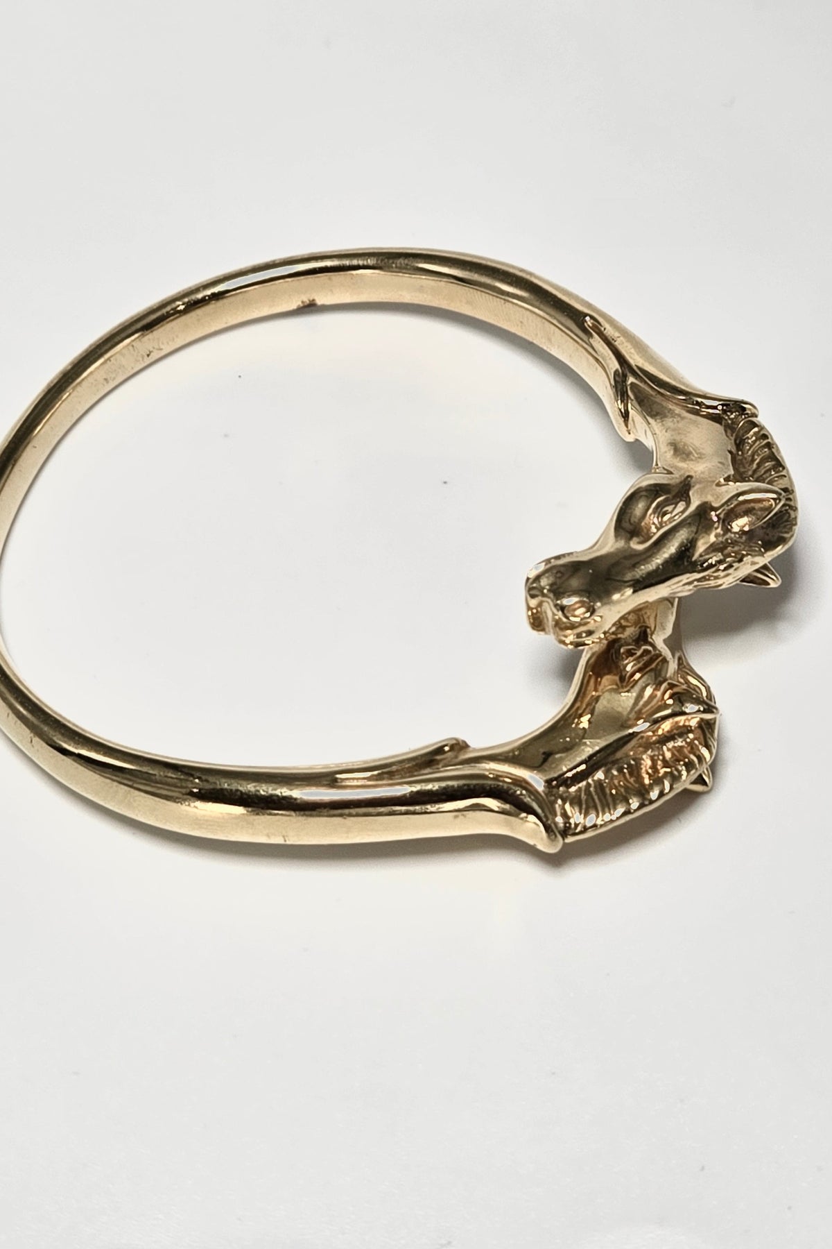 Bracelet jonc Galop Hermès plaqué or à têtes de chevaux – orfèvre Ravinet d’Enfert