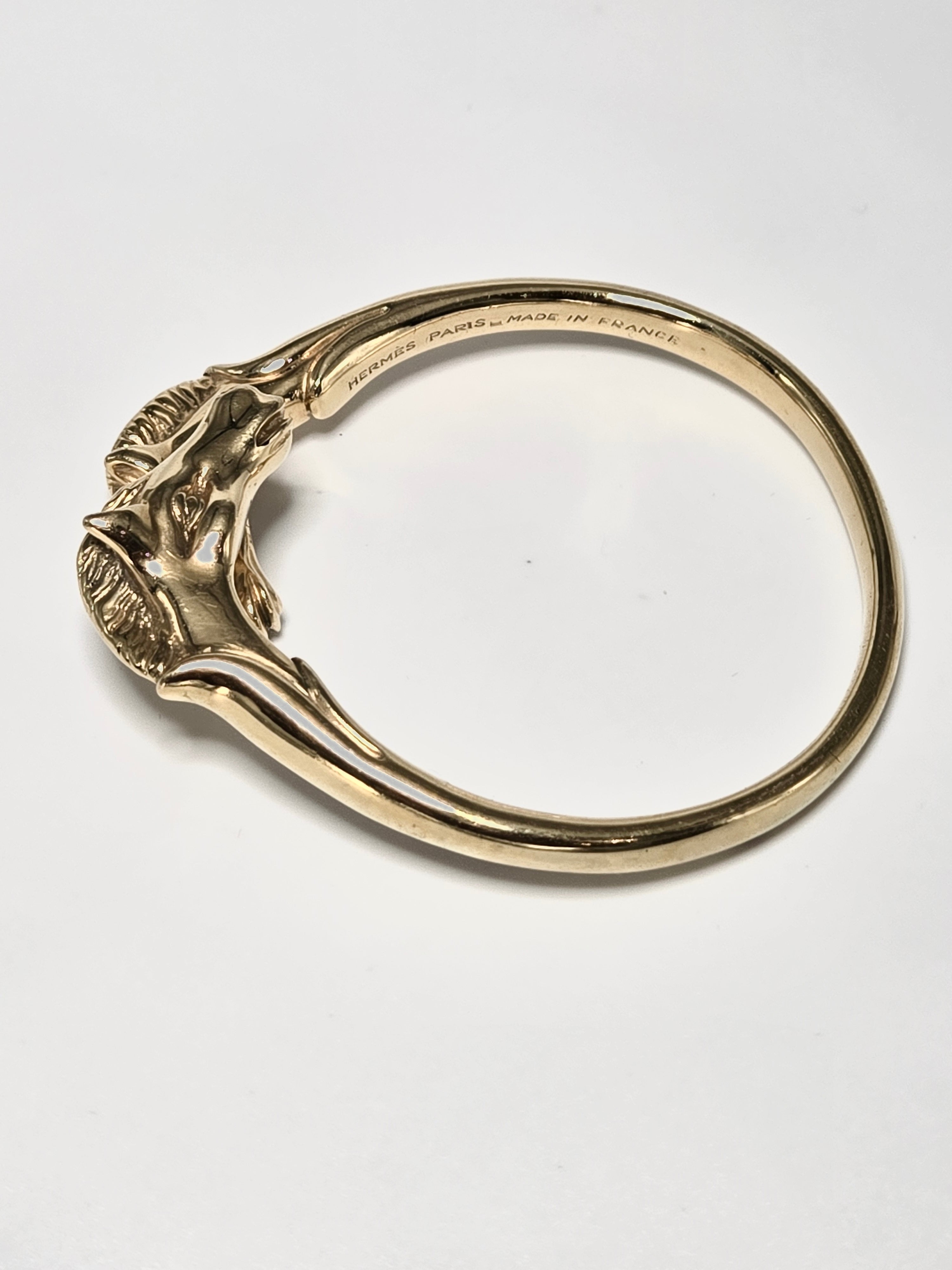 Bracelet jonc Galop Hermès plaqué or à têtes de chevaux – orfèvre Ravinet d’Enfert