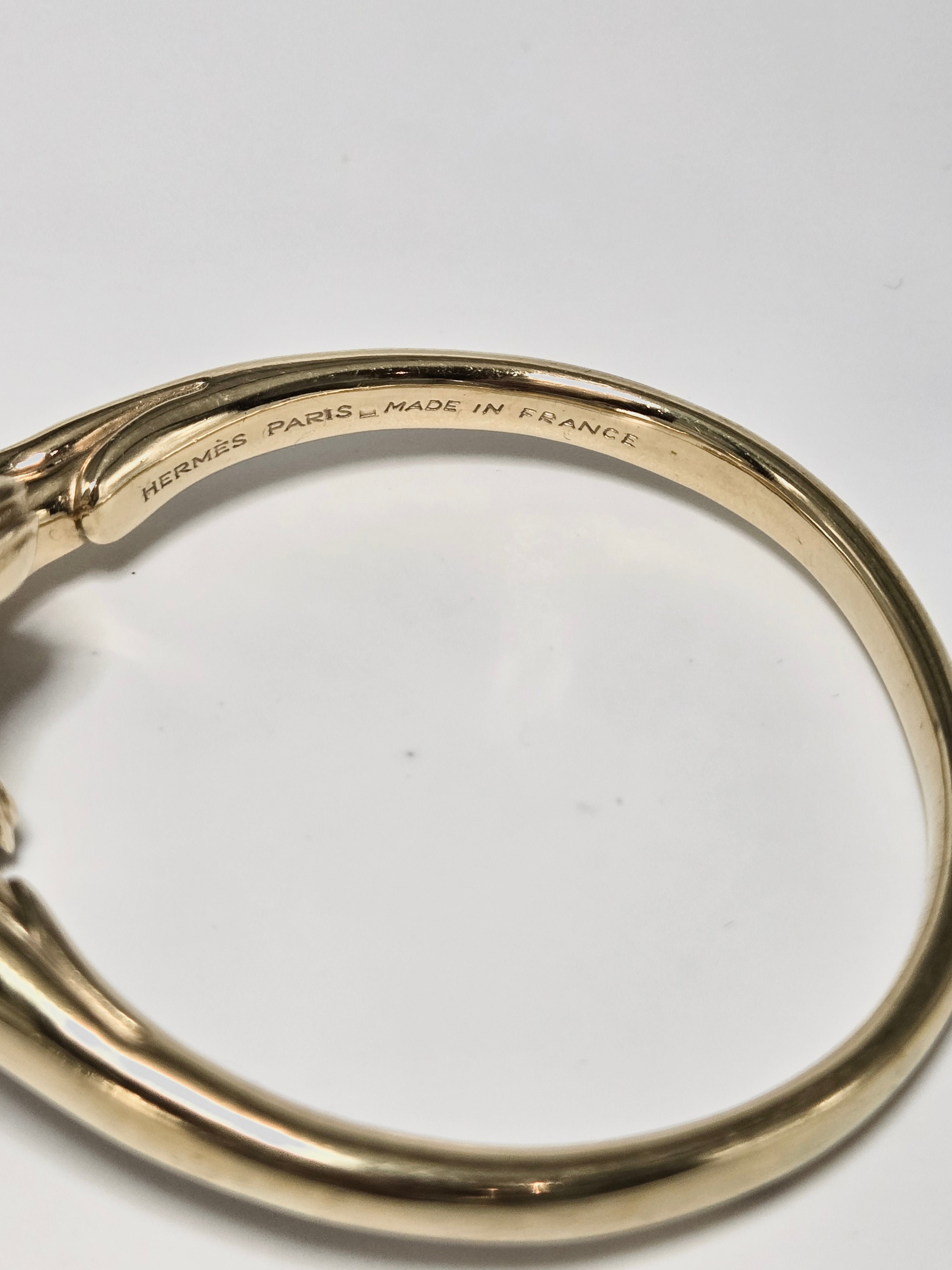 Bracelet jonc Galop Hermès plaqué or à têtes de chevaux – orfèvre Ravinet d’Enfert