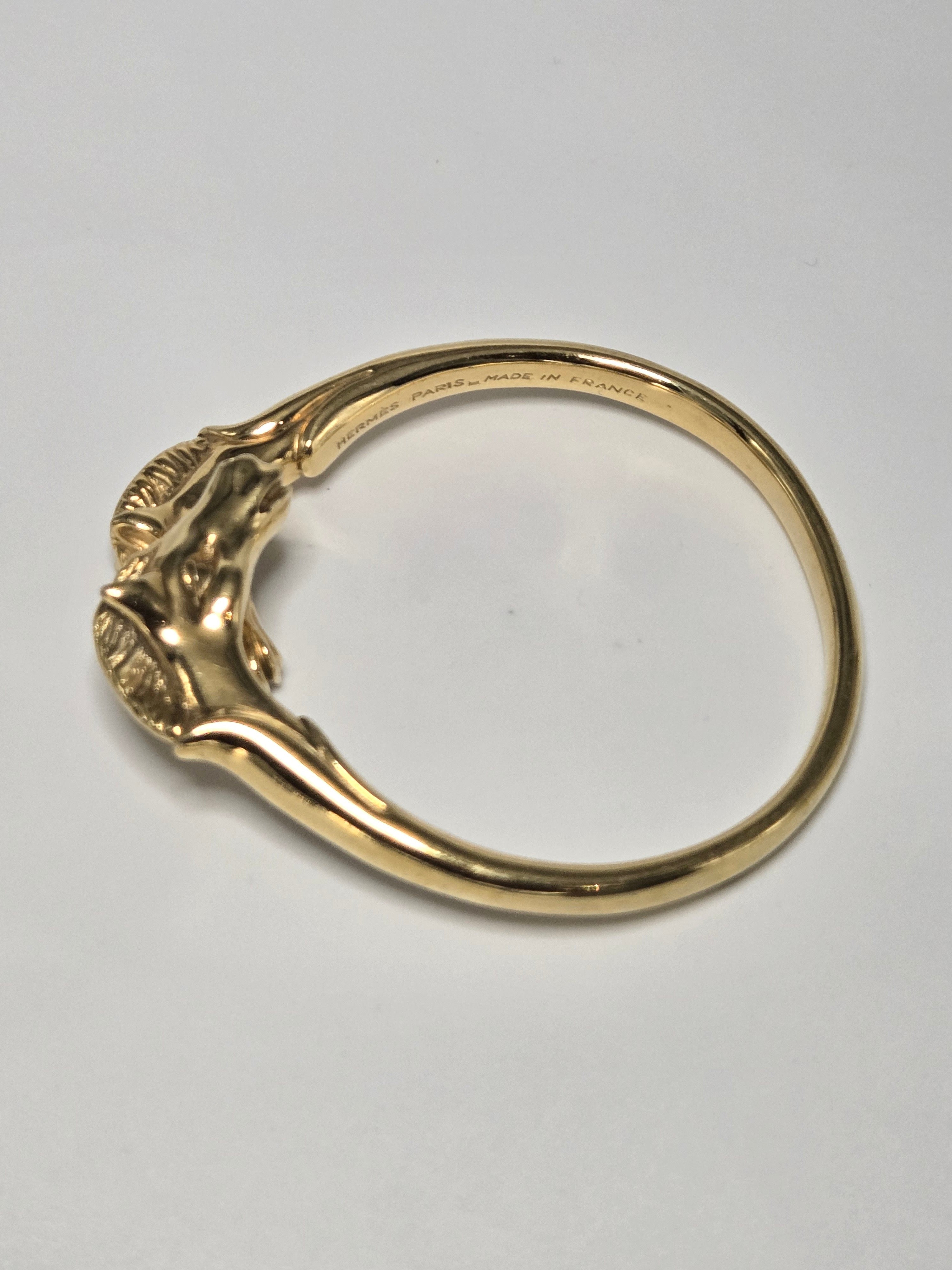 Bracelet jonc Galop Hermès plaqué or à têtes de chevaux – orfèvre Ravinet d’Enfert