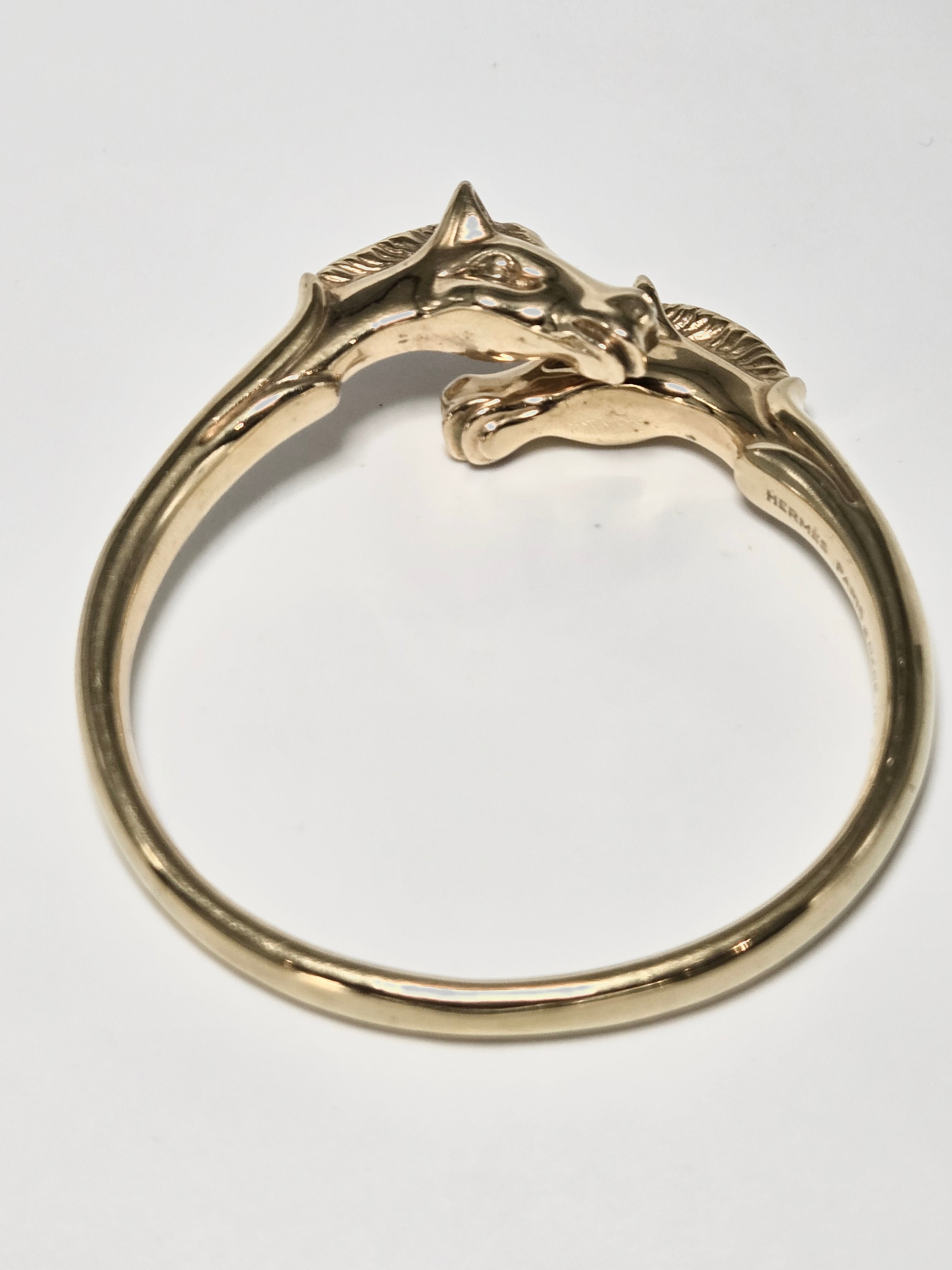 Bracelet jonc Galop Hermès plaqué or à têtes de chevaux – orfèvre Ravinet d’Enfert