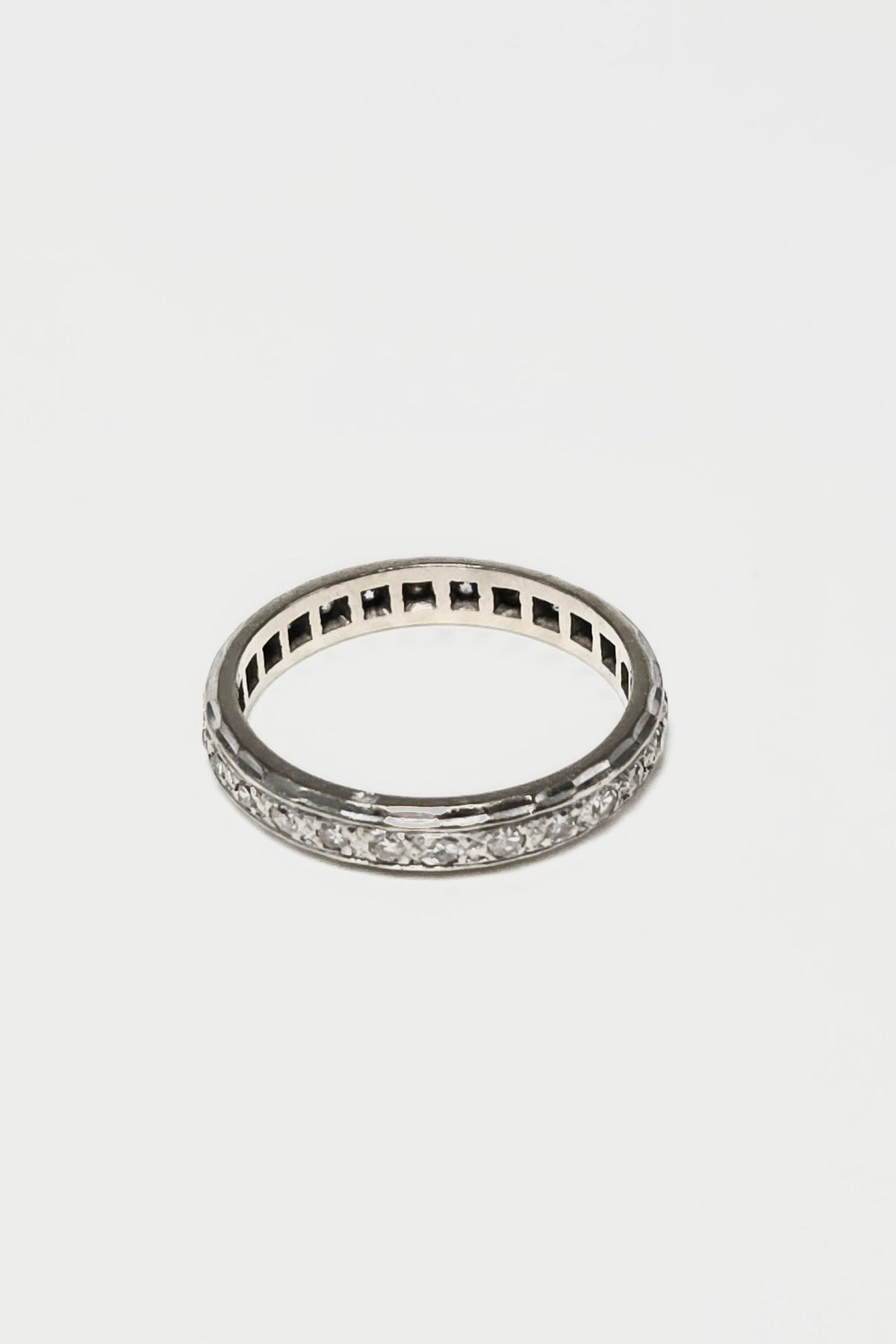 Alliance américaine or gris 750 et diamants 8x8 – 26 diamants, taille 57