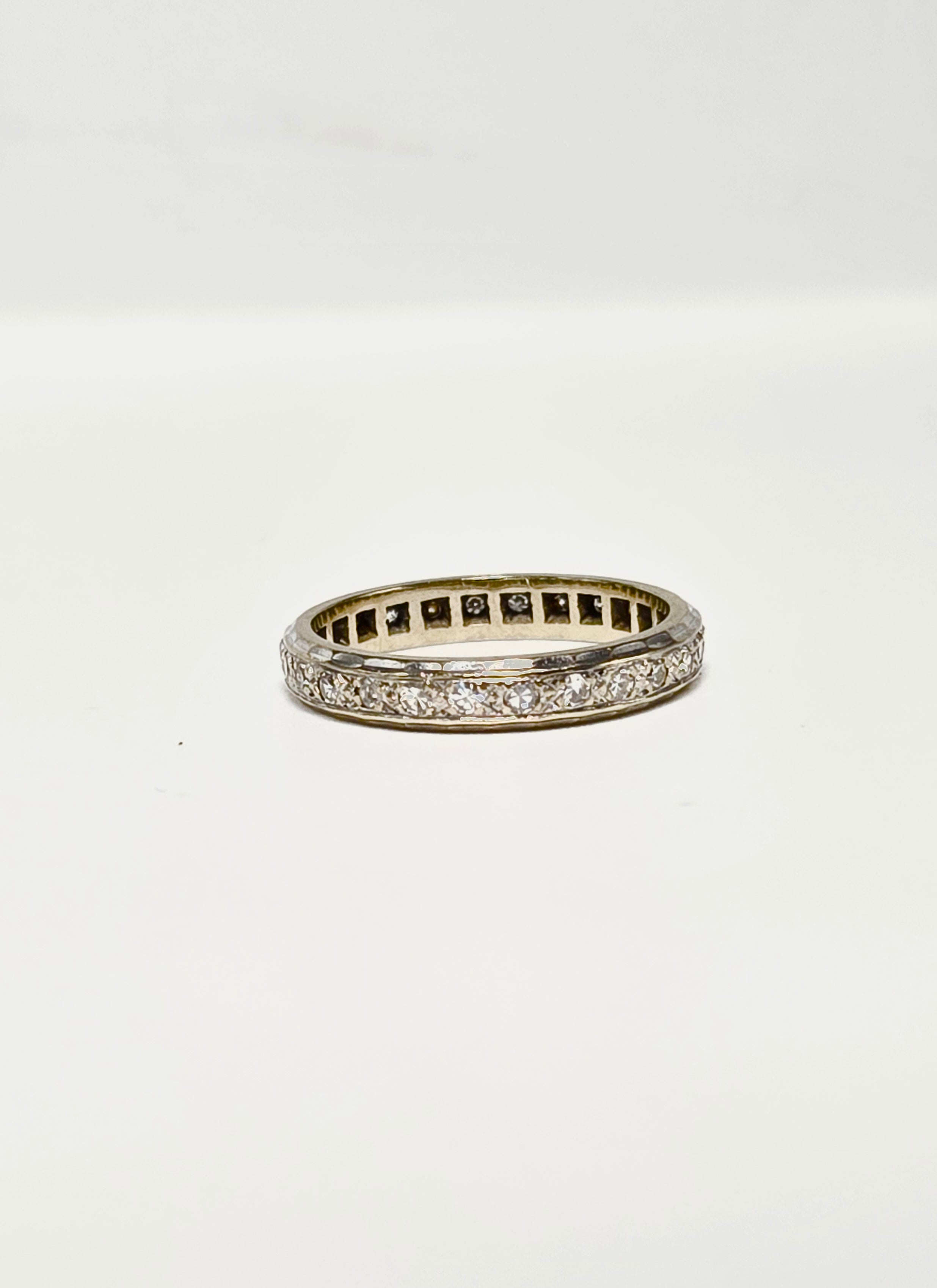 Alliance américaine or gris 750 et diamants 8x8 – 26 diamants, taille 57